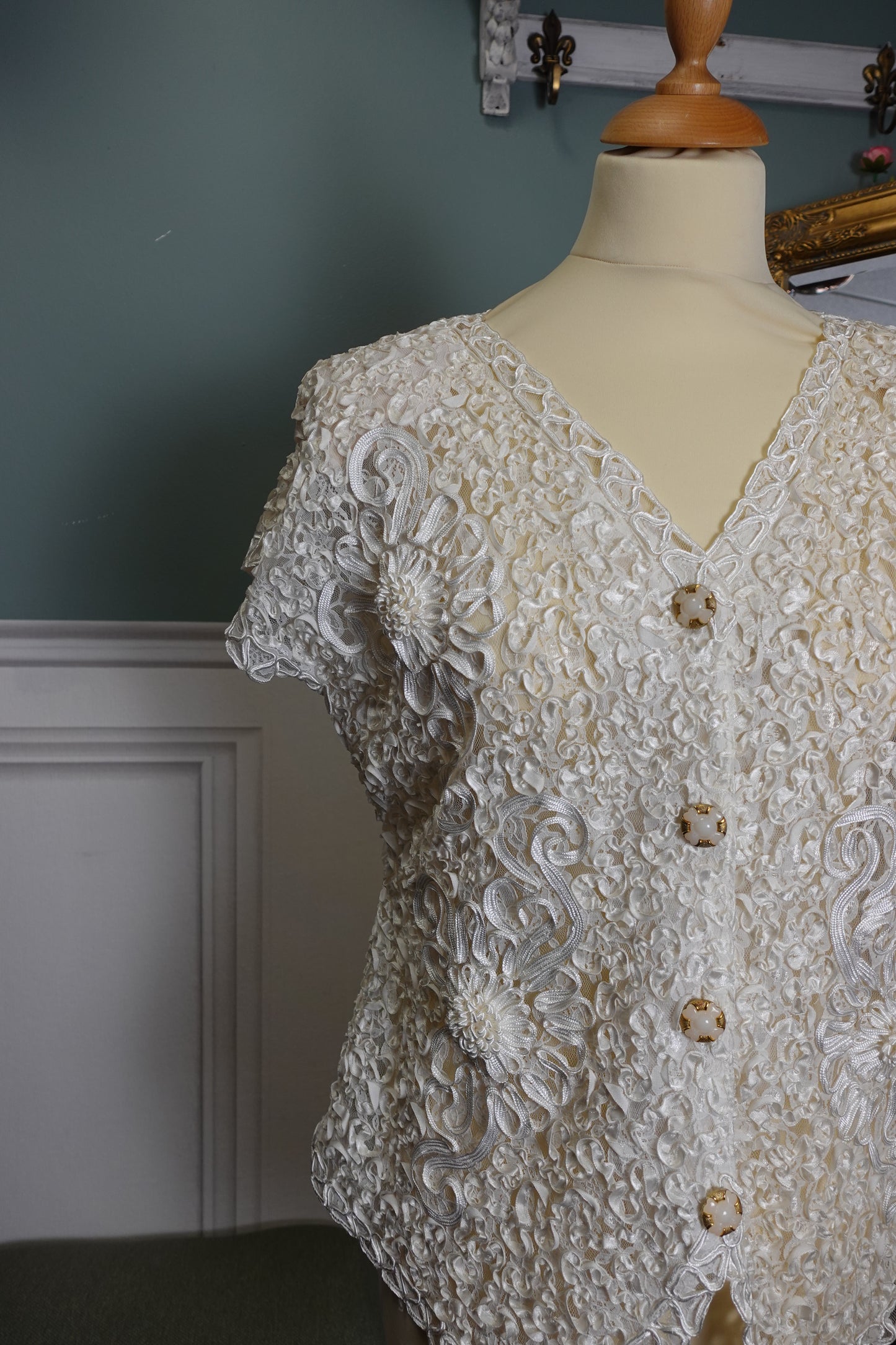 Gilet vintage blanc texturé à appliqués floraux