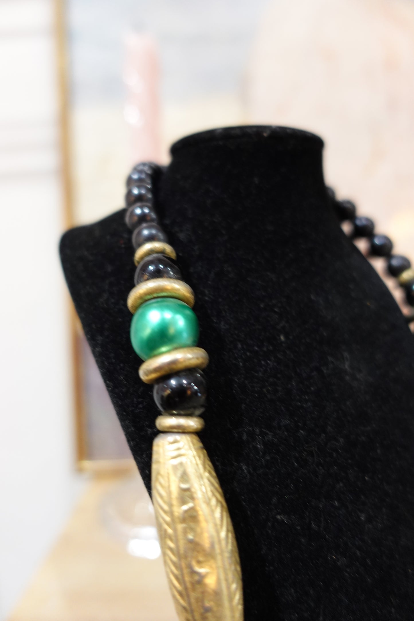 Collier vintage ethnique noir, vert et doré – Années 80/90