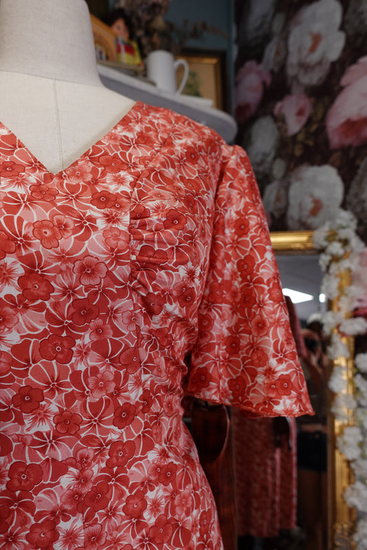 Robe vintage fleurie rouge/corail – cousue main – manches papillon