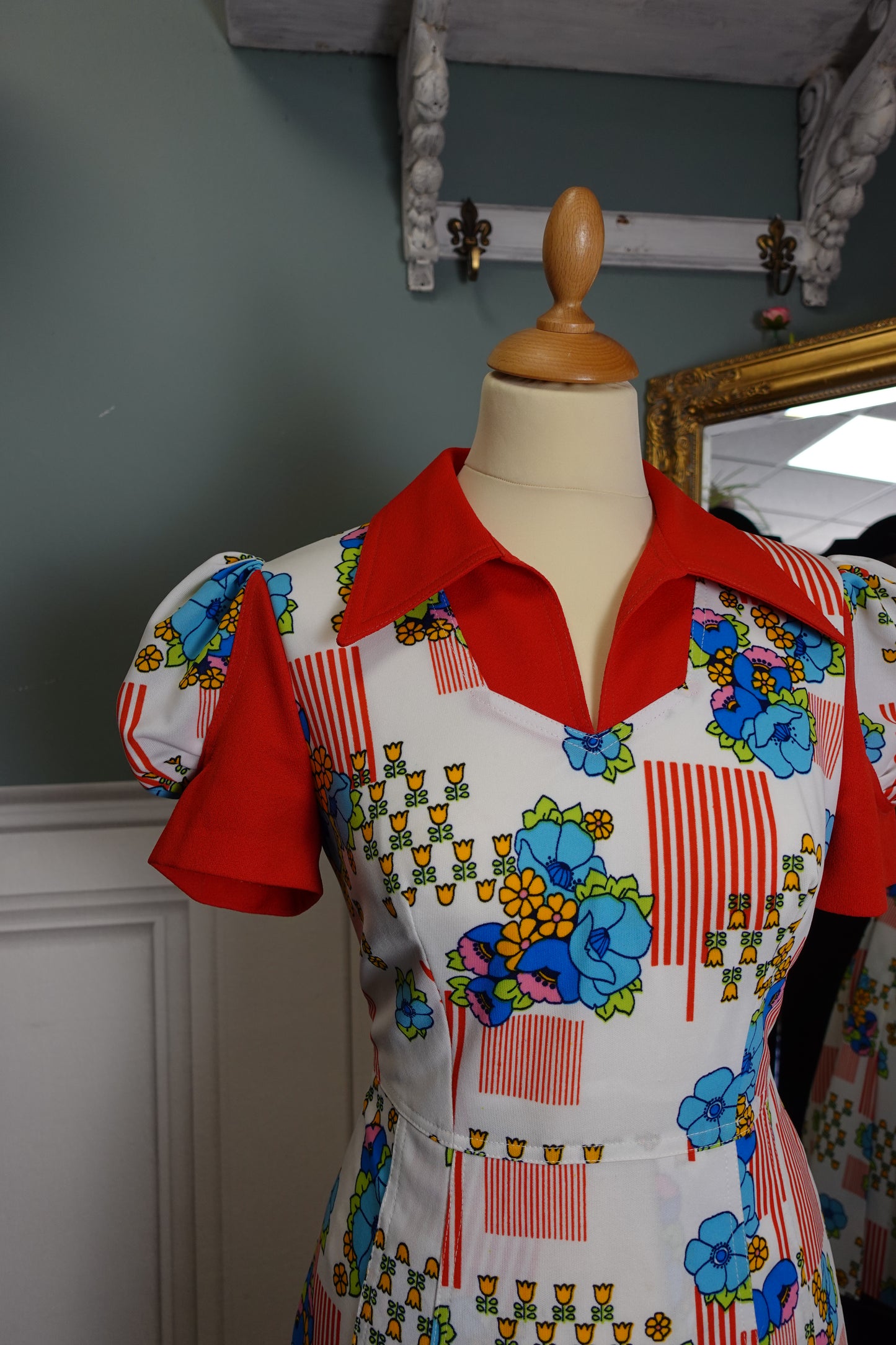 Robe vintage années 60/70 à imprimé floral graphique