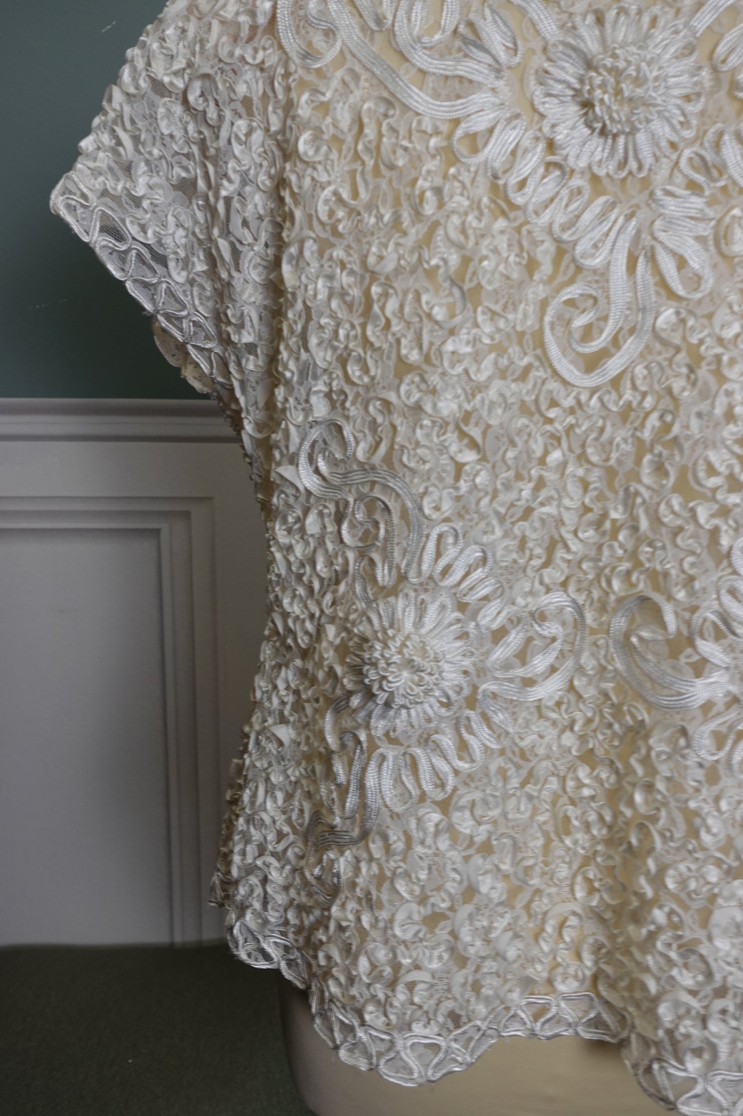 Gilet vintage blanc texturé à appliqués floraux