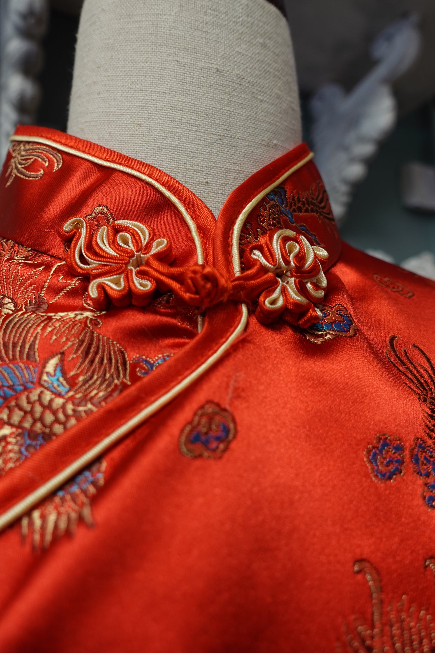Robe Qipao Rétro en Brocart Satiné – Rouge Impérial