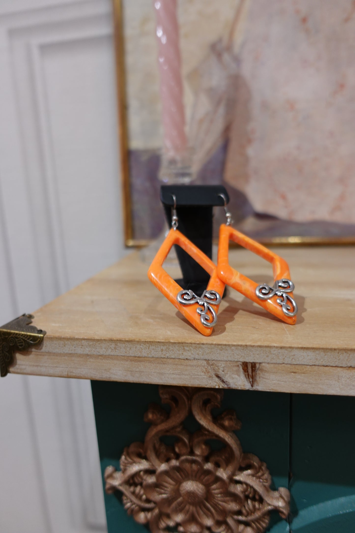 Boucles d’oreilles vintage losanges orange marbré – Résine & métal argenté