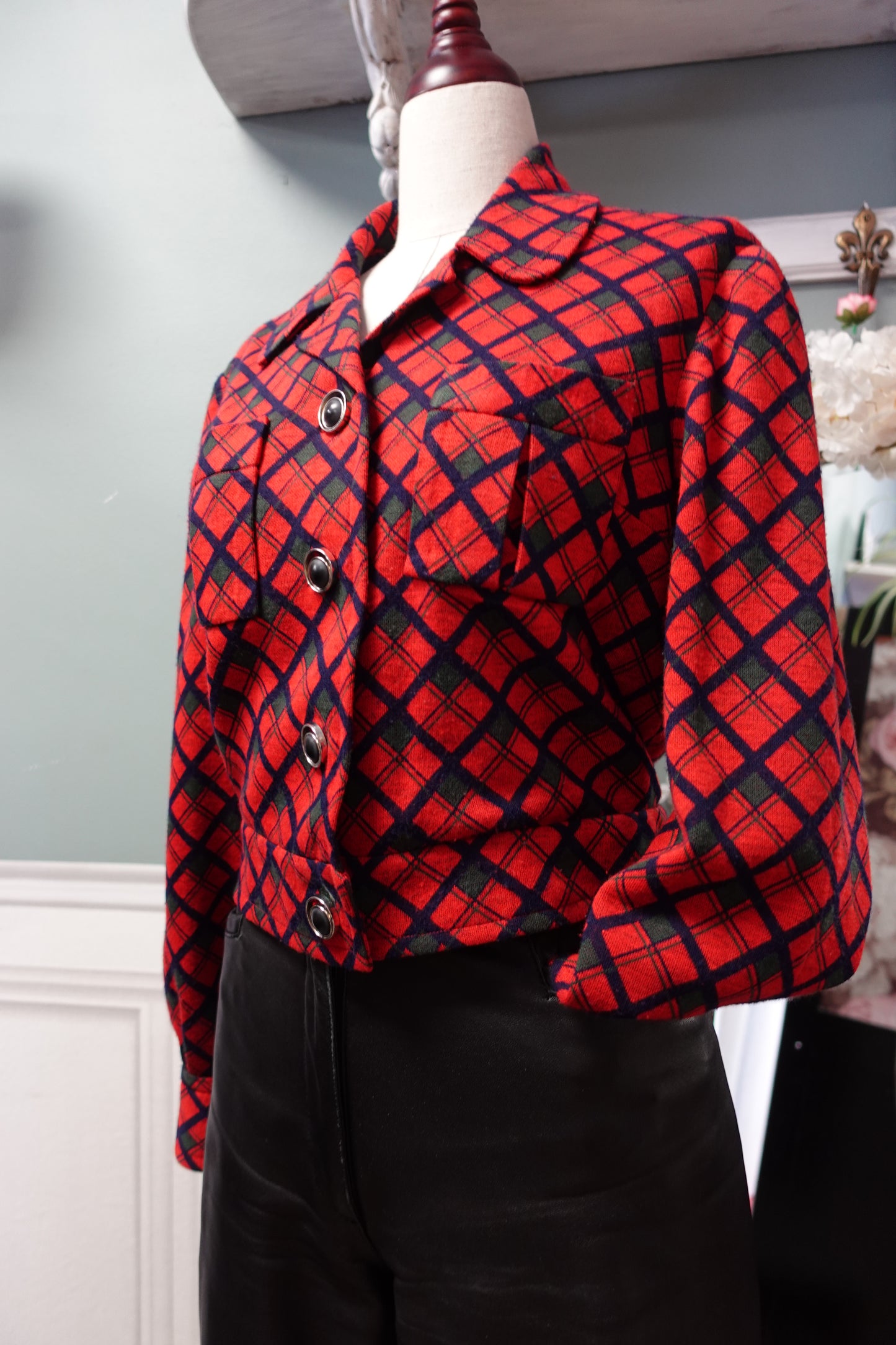 Veste Structurée "Cropped" en Laine Rouge et Motifs Tissés — Pièce d'Archive Rétro