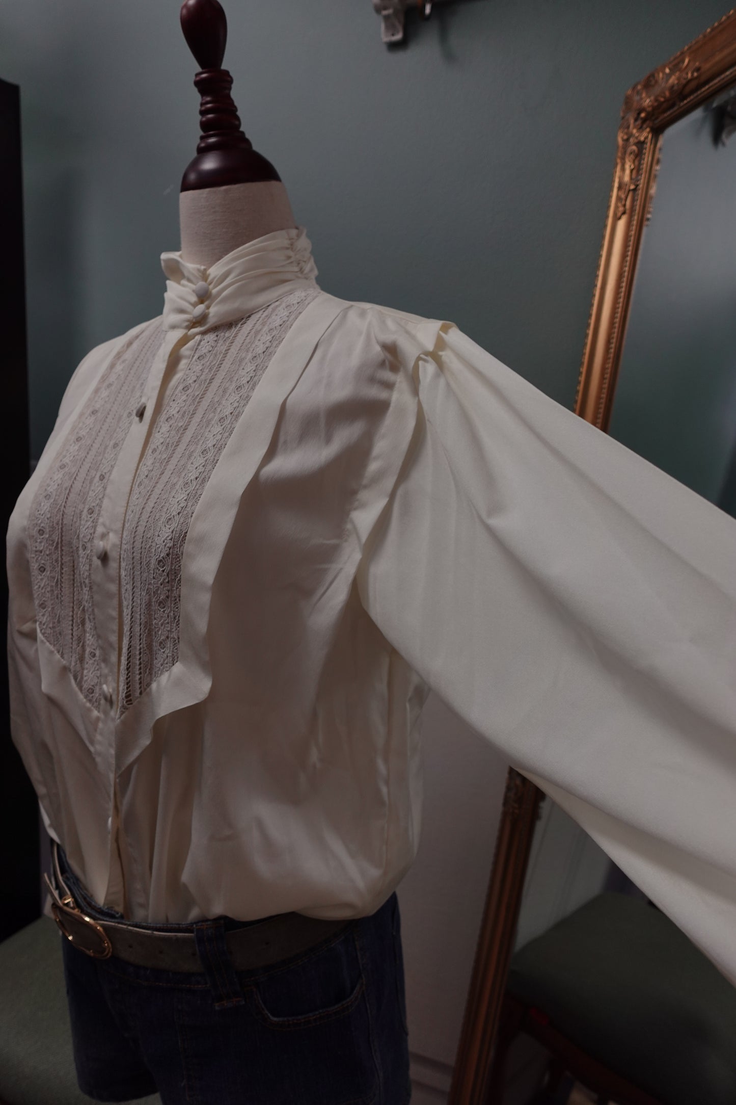 Chemisier en dentelle et col montant – Ted Lapidus Vintage – Ivoire