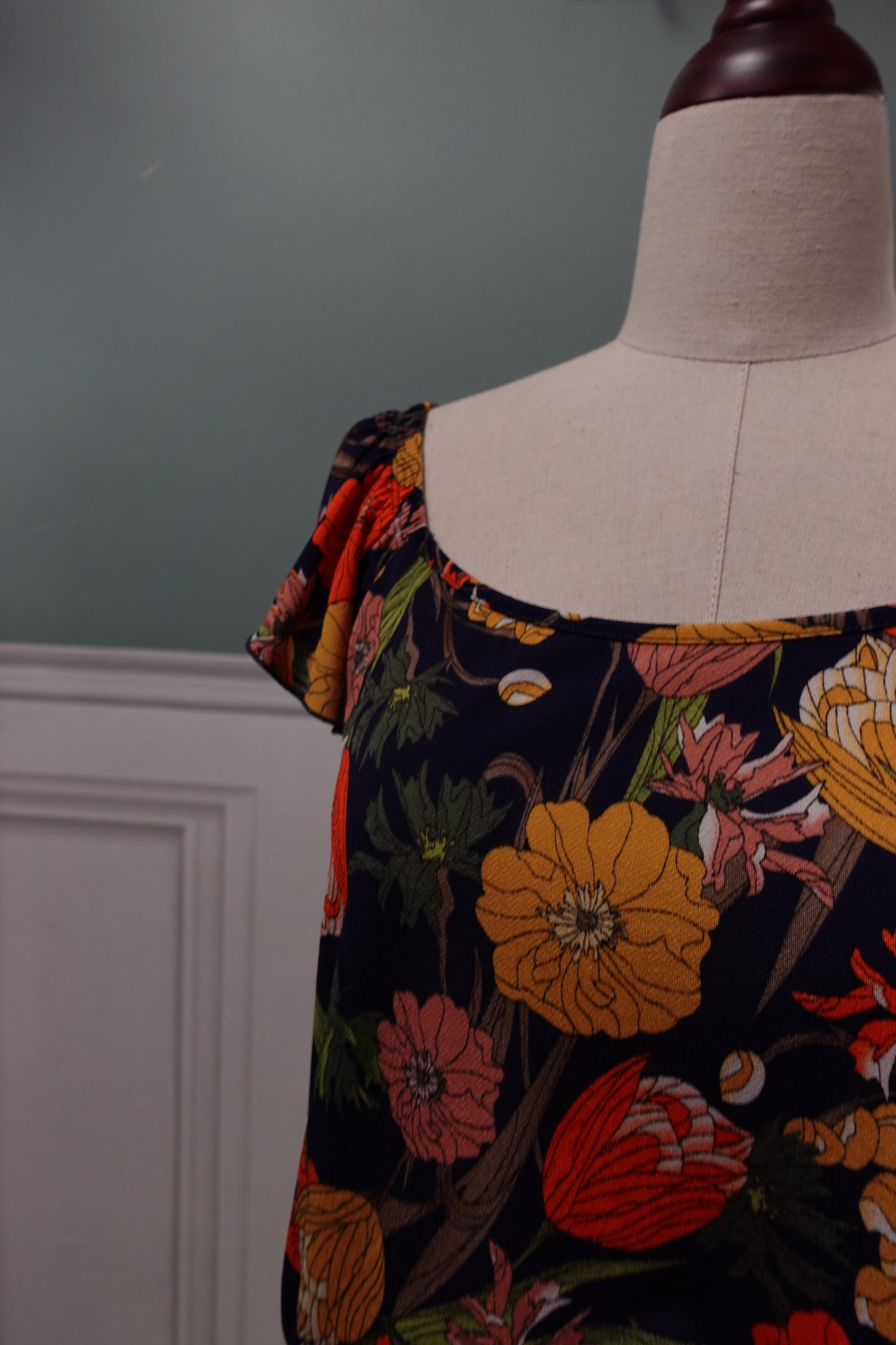 T-shirt stretch imprimé "Capucine" – Bleu Marine & Fleurs Colorées