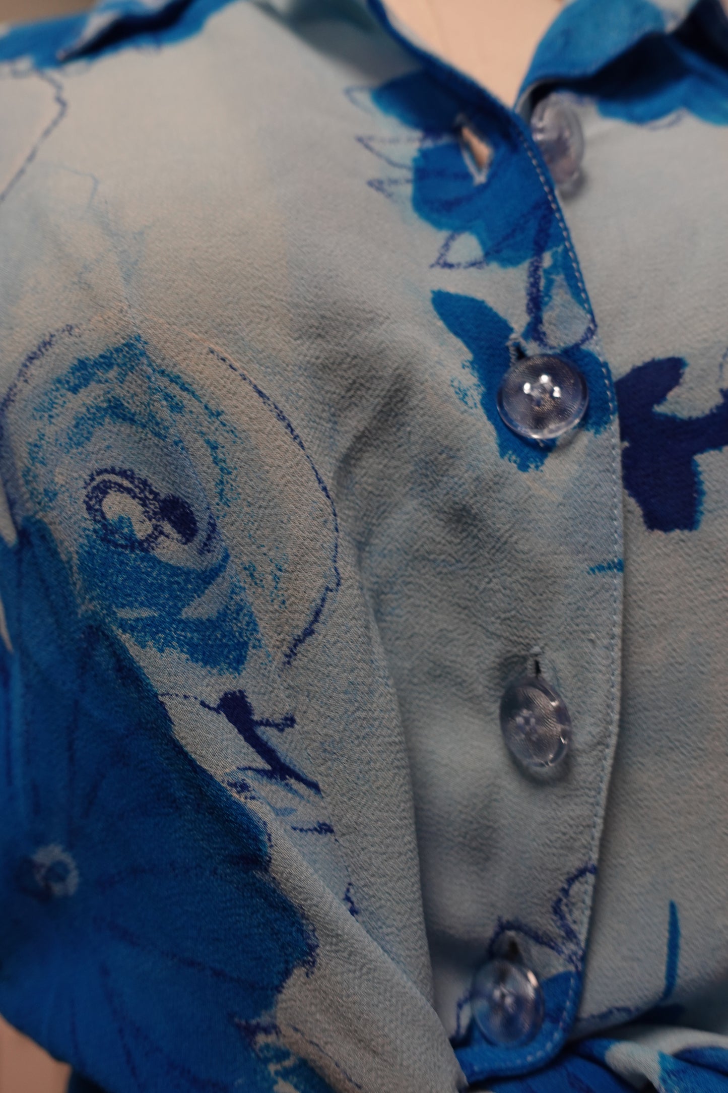 Chemisier vintage Beverly Rose en viscose à imprimé floral bleu