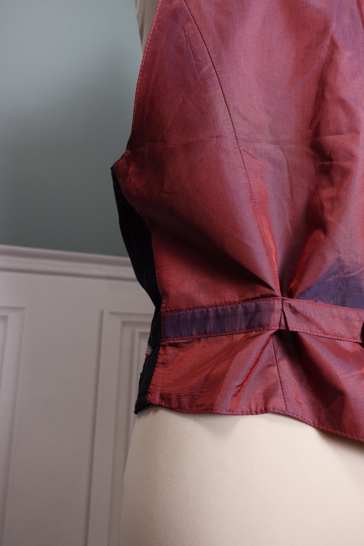 Gilet de costume vintage noir brodé à fines rayures