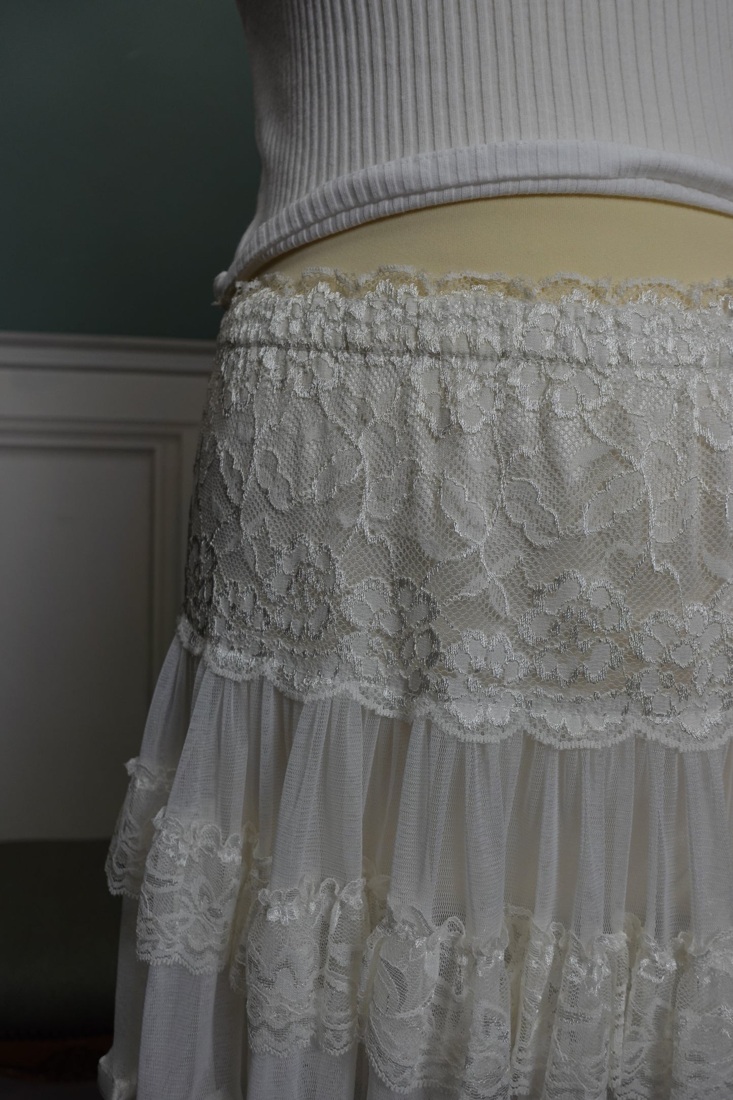 Jupe blanche romantique en dentelle et tulle à volants