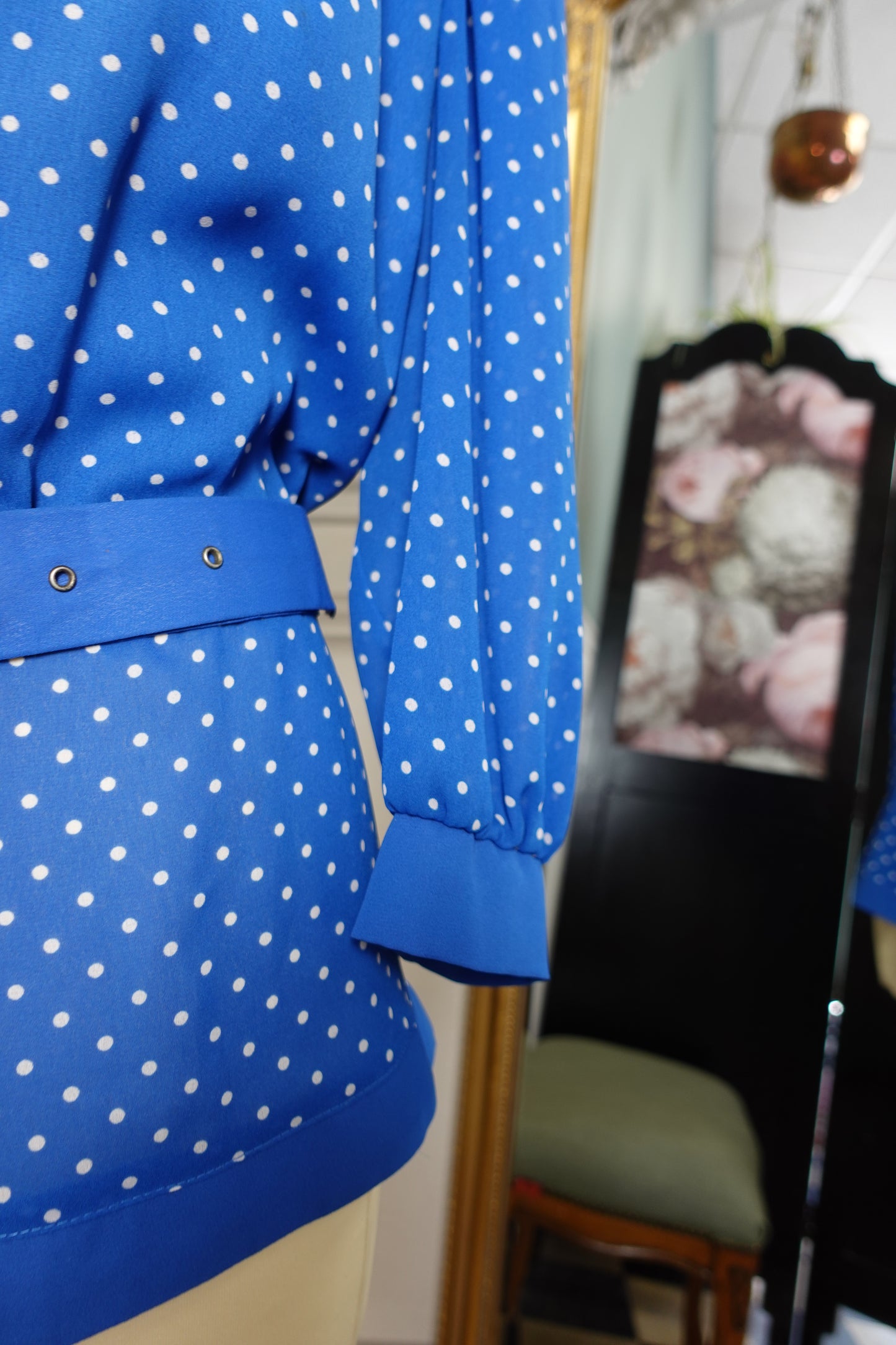 Blouse vintage bleue à pois avec ceinture