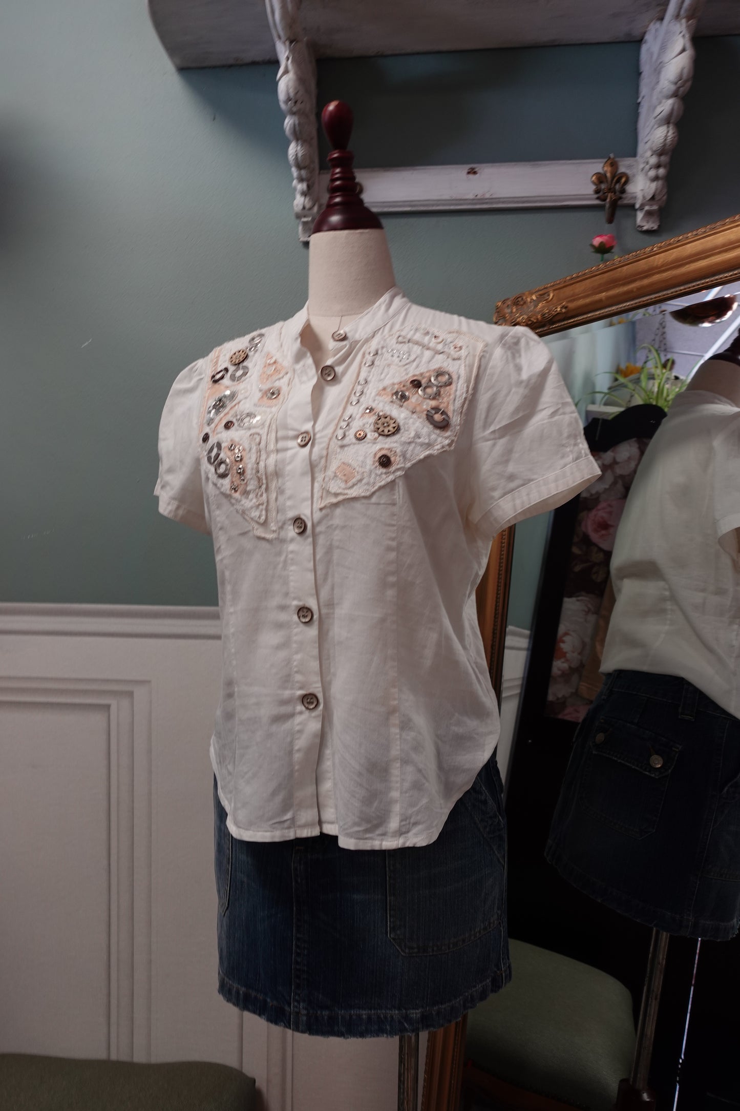 Chemisier en coton blanc "Artsy" à plastron de boutons vintage – T.36/38