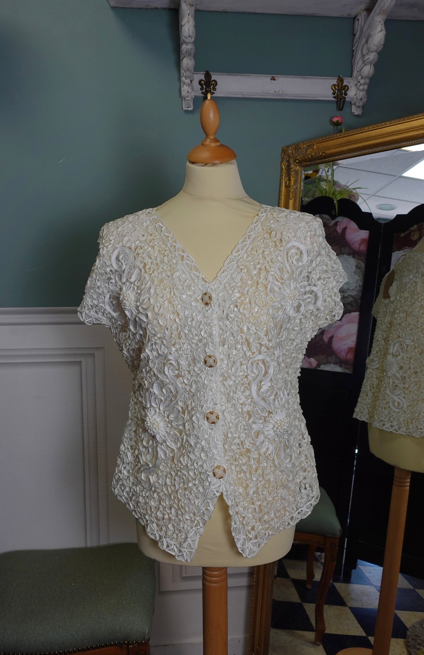 Gilet vintage blanc texturé à appliqués floraux