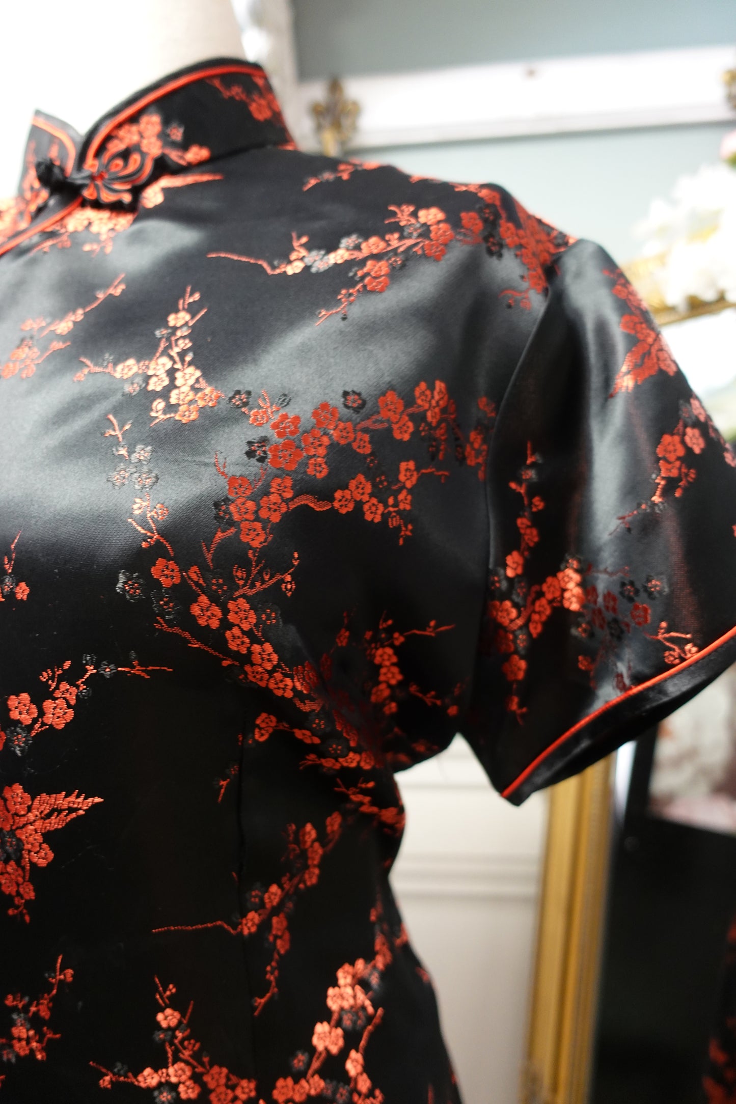 Robe Qipao Vintage en Soie Noire & Brocarts Rouges