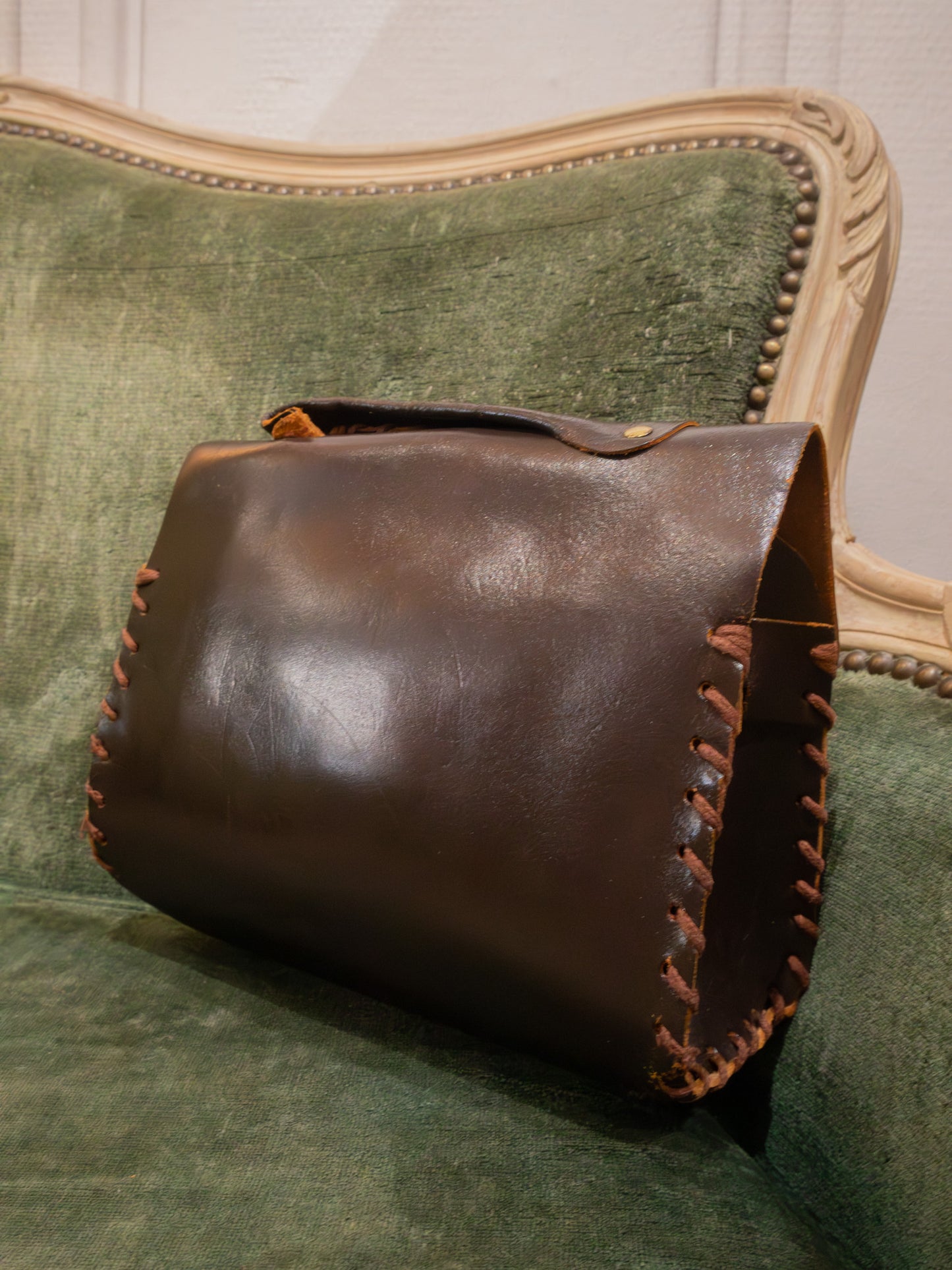 Sac à Main Unique en Cuir Repoussé et Peint à la Main — Esprit "Art Folk" Vintage