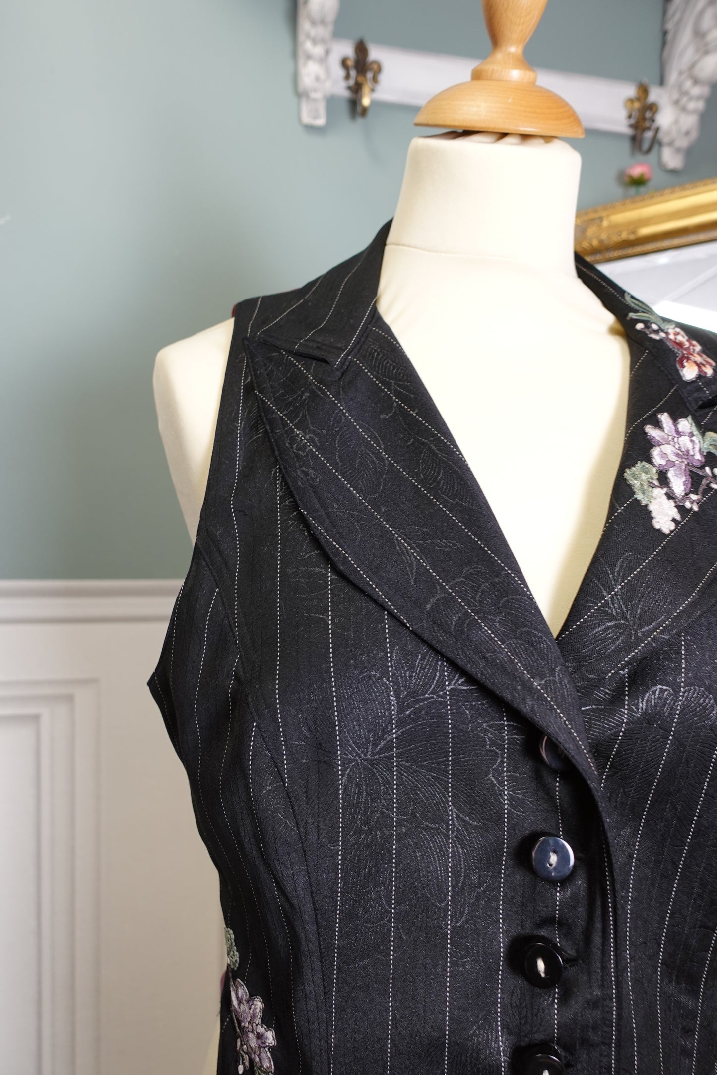 Gilet de costume vintage noir brodé à fines rayures
