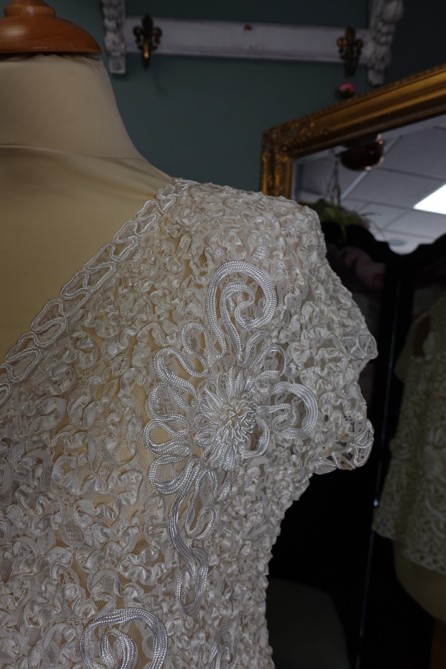 Gilet vintage blanc texturé à appliqués floraux