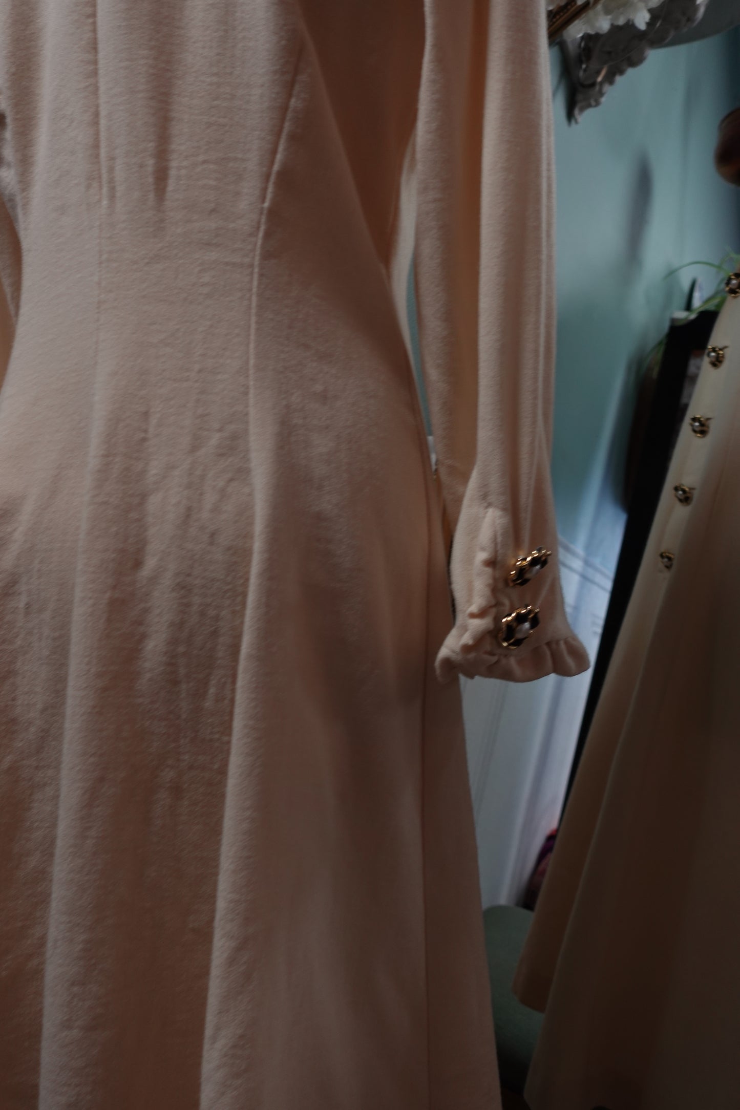 : Robe Midi en Laine Fine et Boutons Bijoux — Confection Italienne Rétro