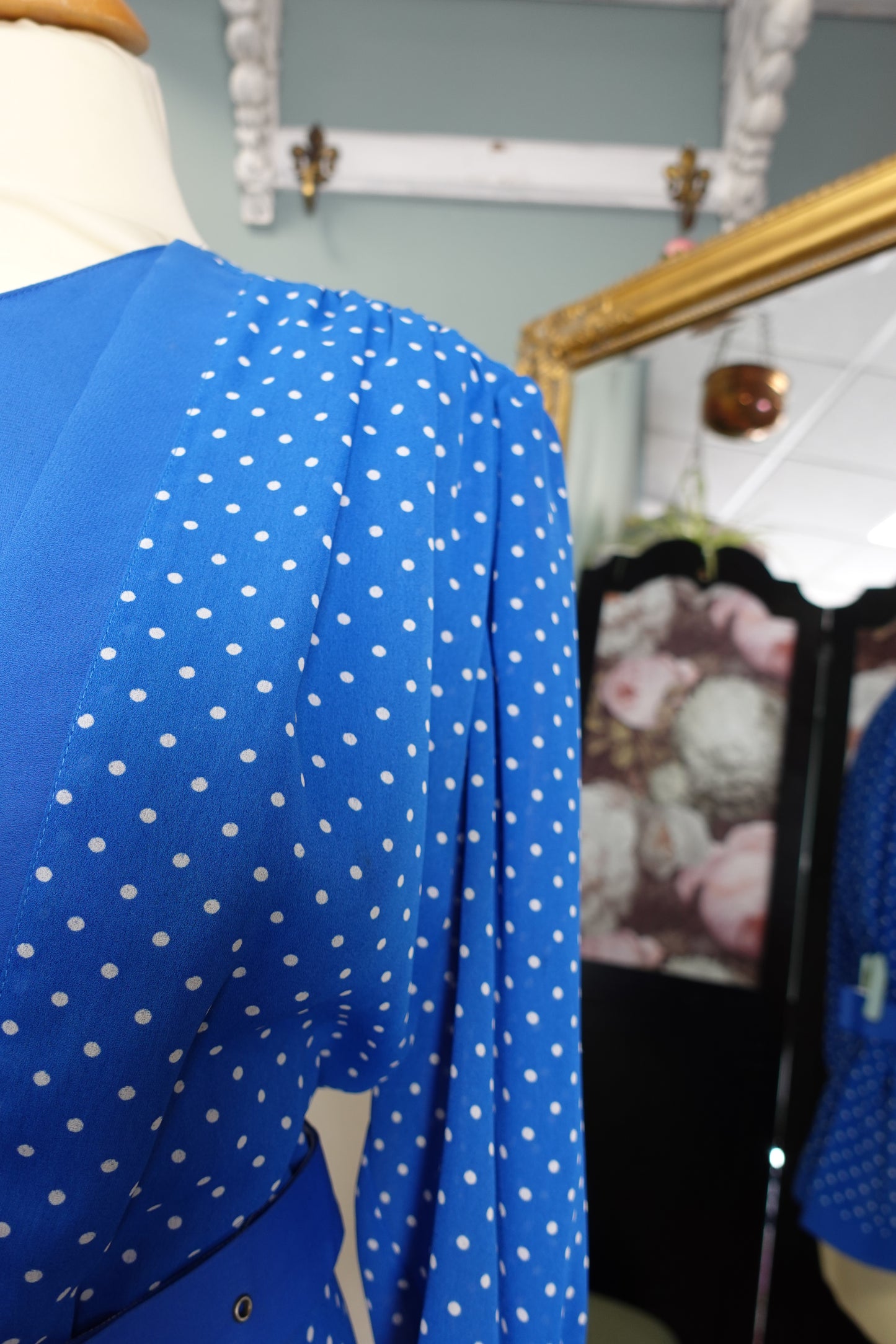 Blouse vintage bleue à pois avec ceinture