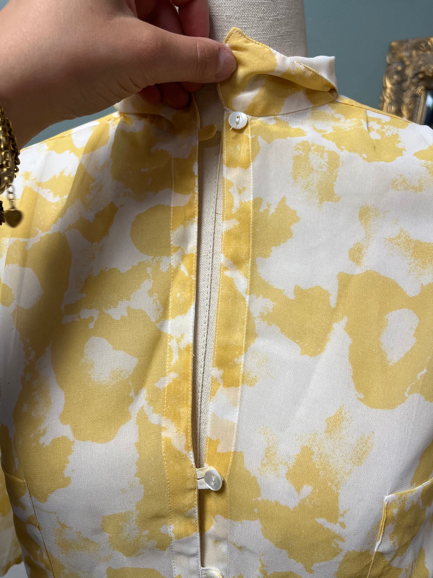 Chemisier vintage Cacharel Paris jaune imprimé – Léger et fluide