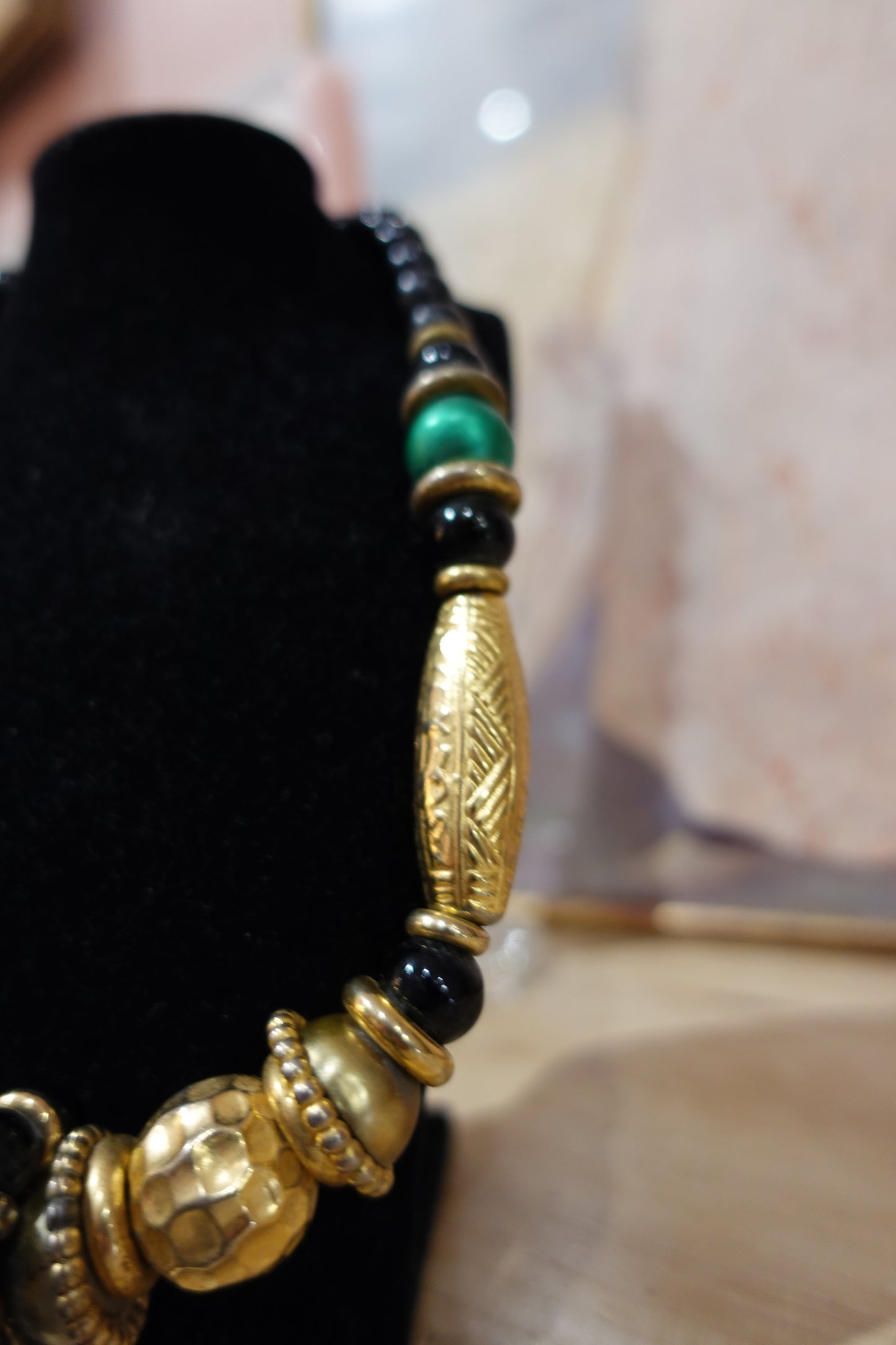 Collier vintage ethnique noir, vert et doré – Années 80/90
