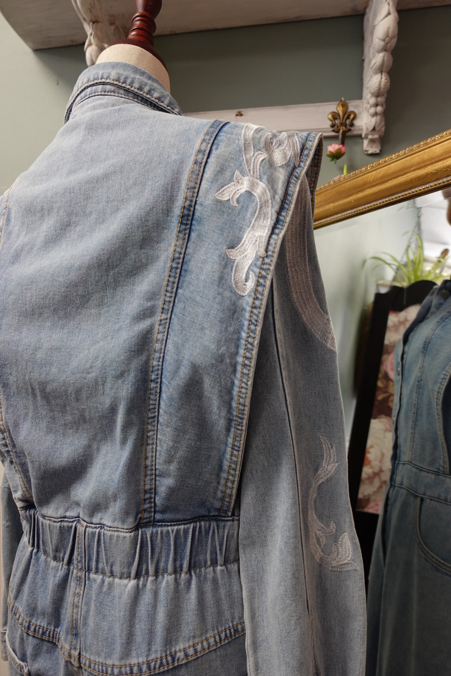 Combinaison en denim structurée – Inspiration Années 80