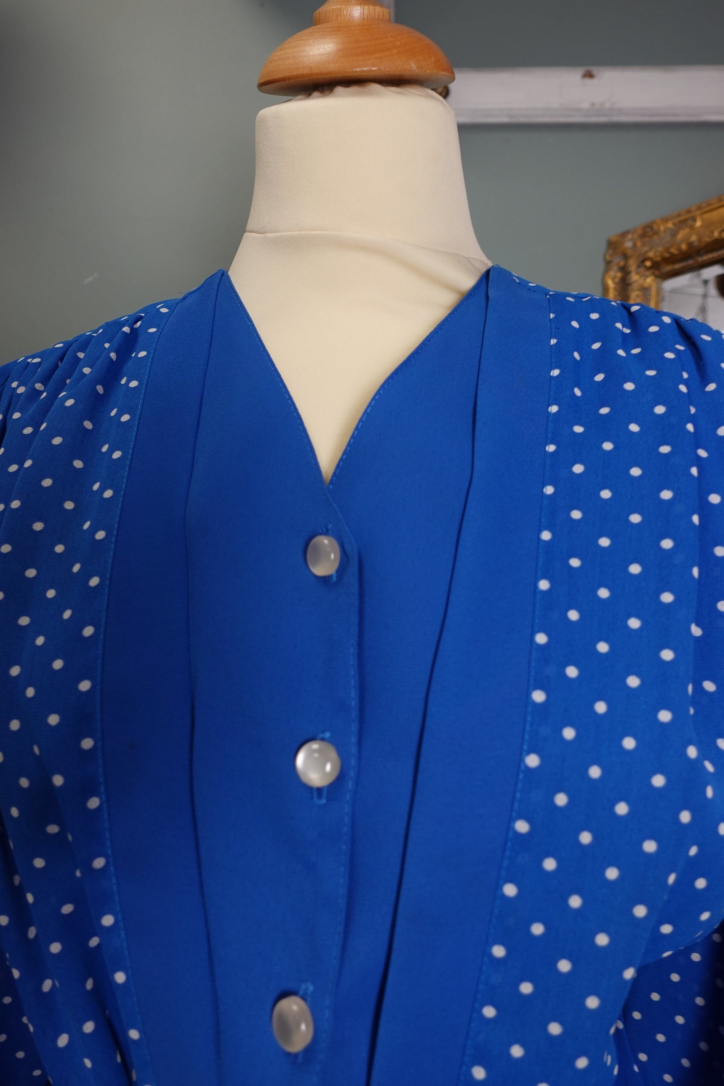 Blouse vintage bleue à pois avec ceinture