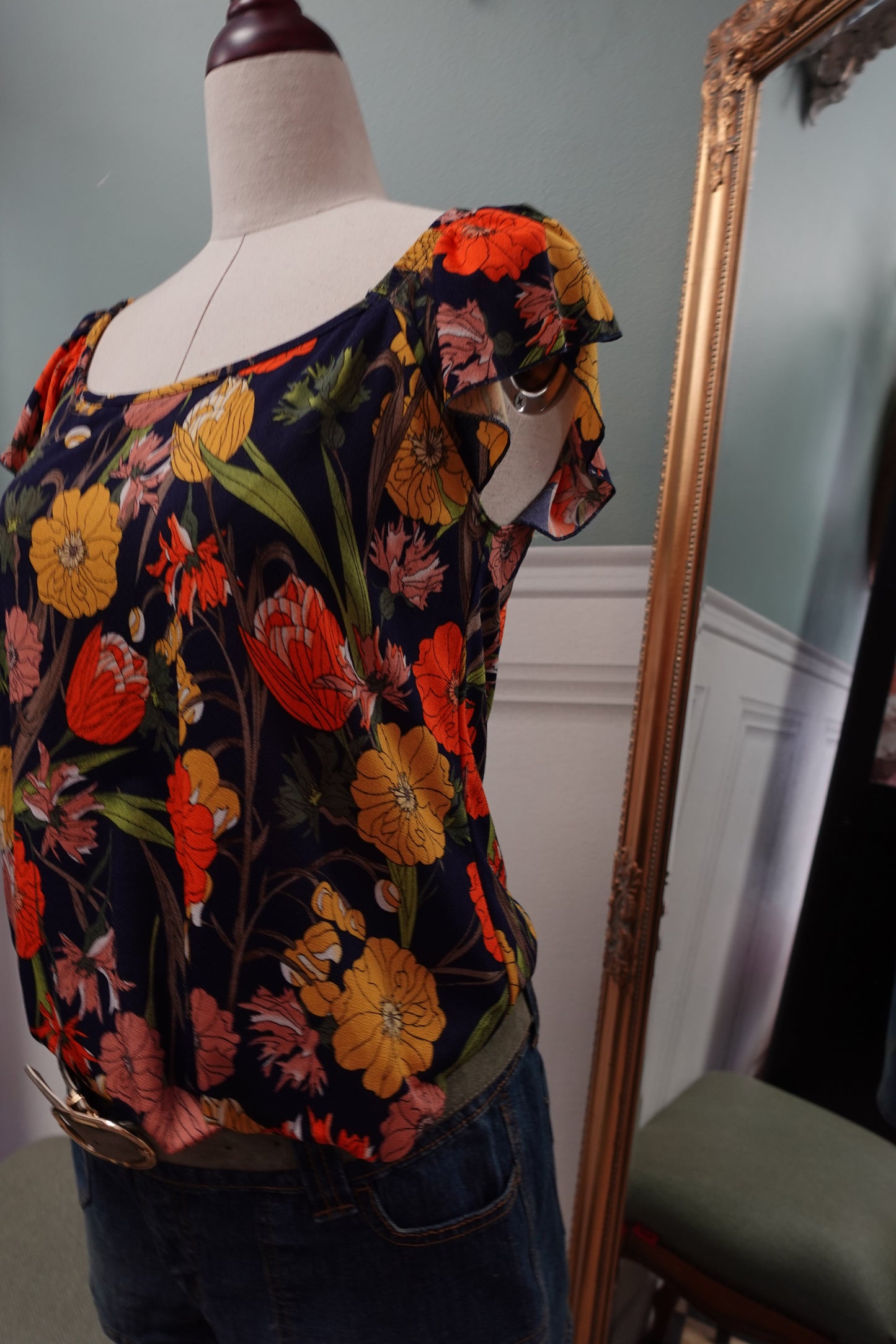 T-shirt stretch imprimé "Capucine" – Bleu Marine & Fleurs Colorées