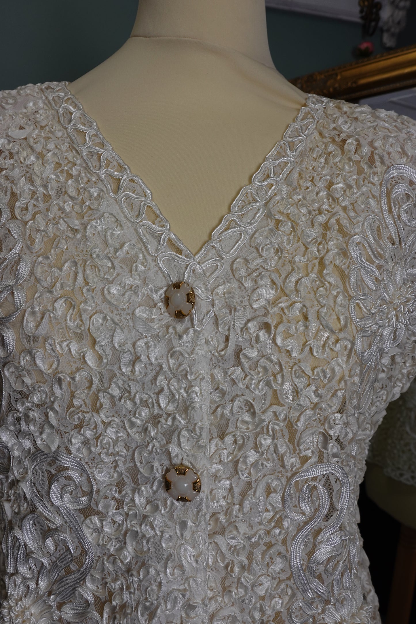 Gilet vintage blanc texturé à appliqués floraux