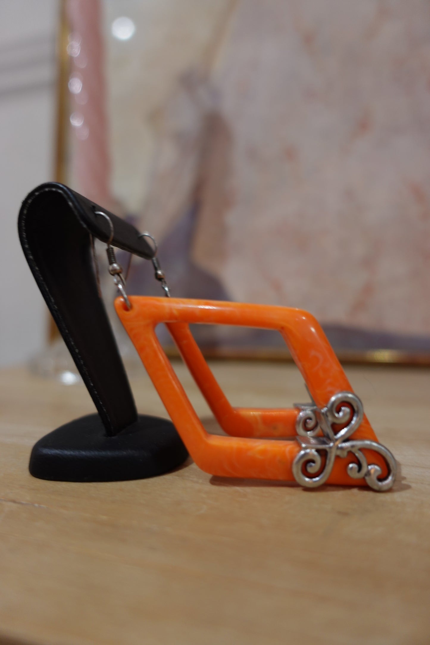 Boucles d’oreilles vintage losanges orange marbré – Résine & métal argenté