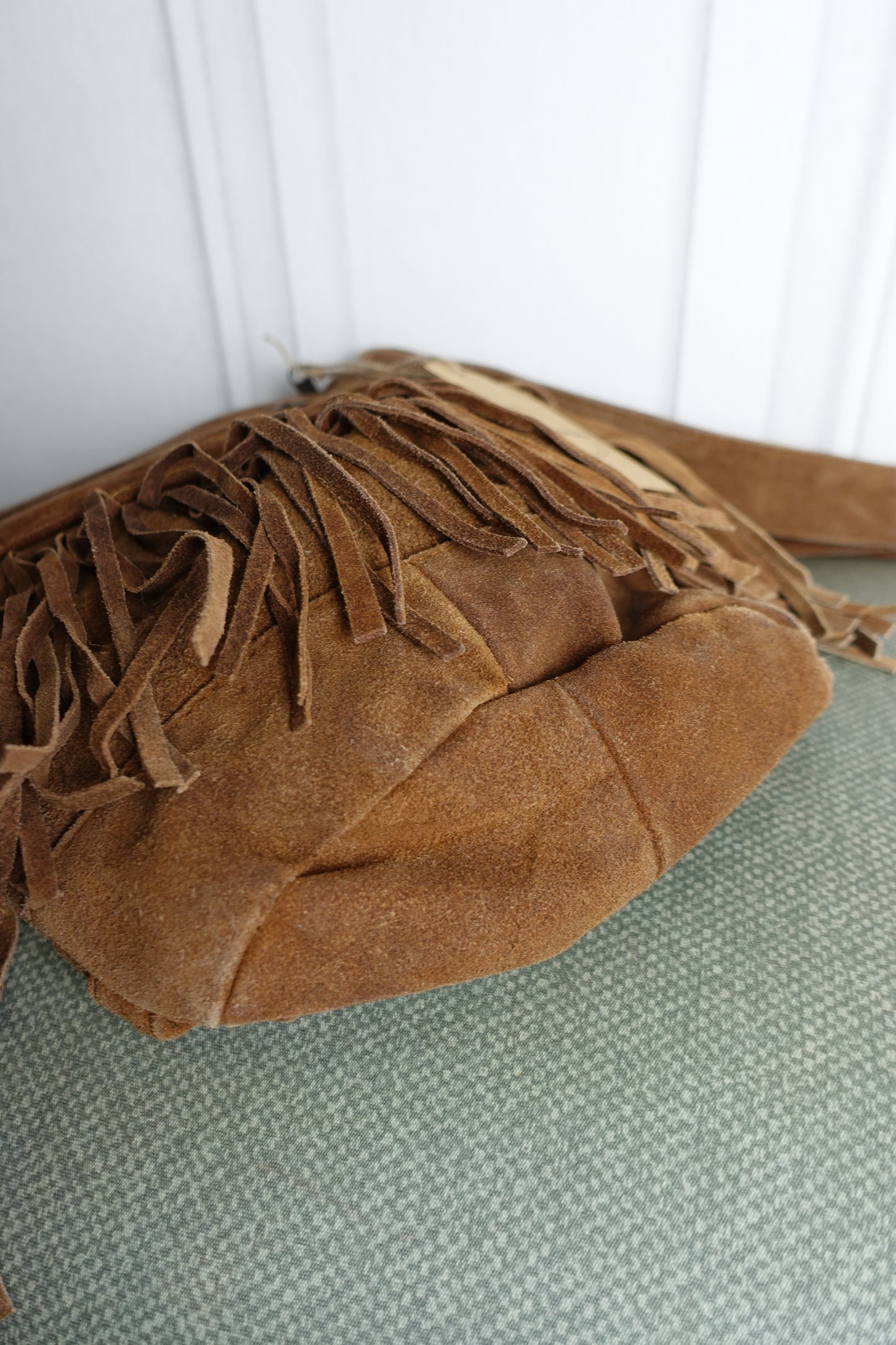 Sac bandoulière vintage en cuir suédé – Design veste western