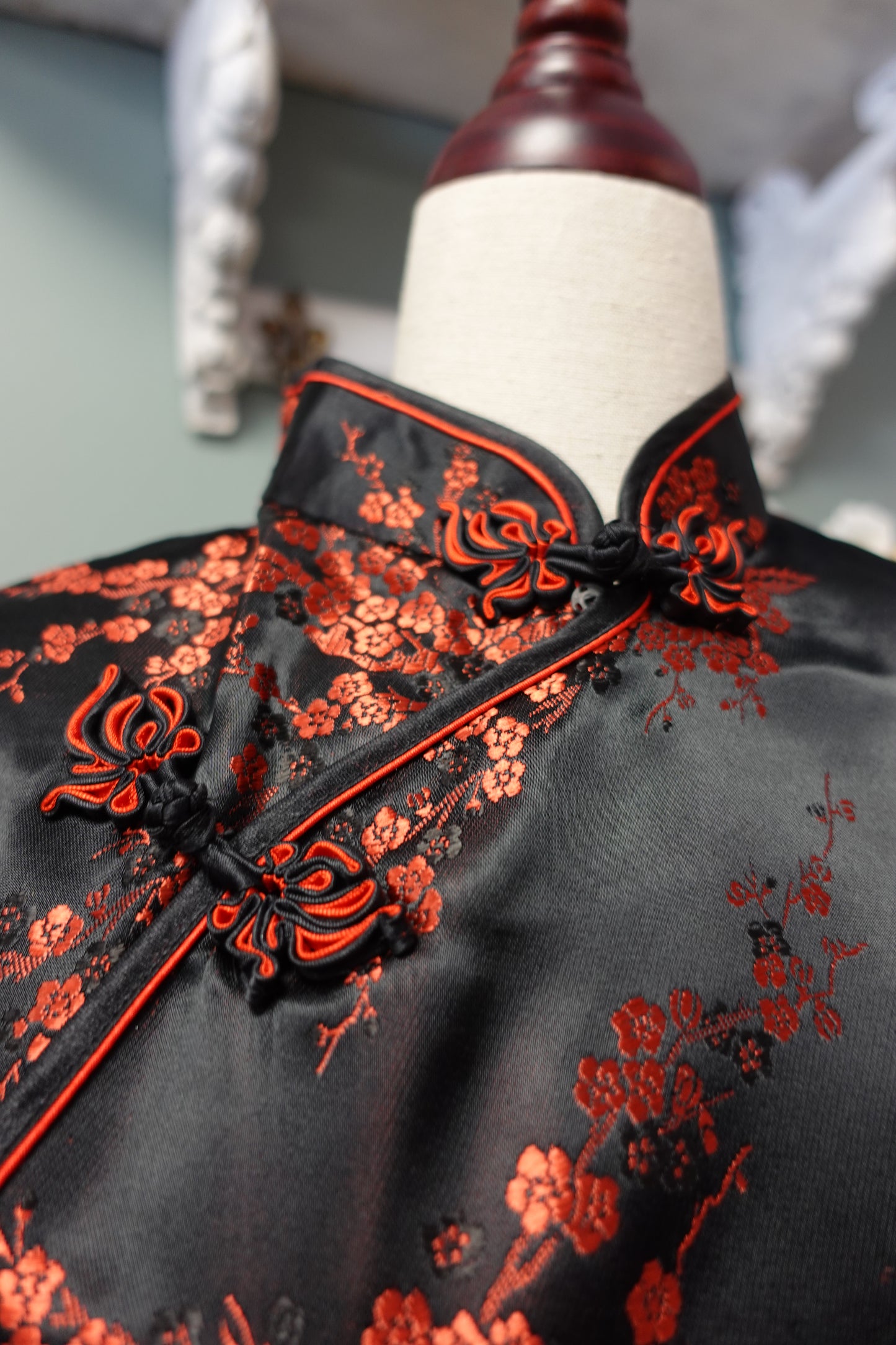 Robe Qipao Vintage en Soie Noire & Brocarts Rouges