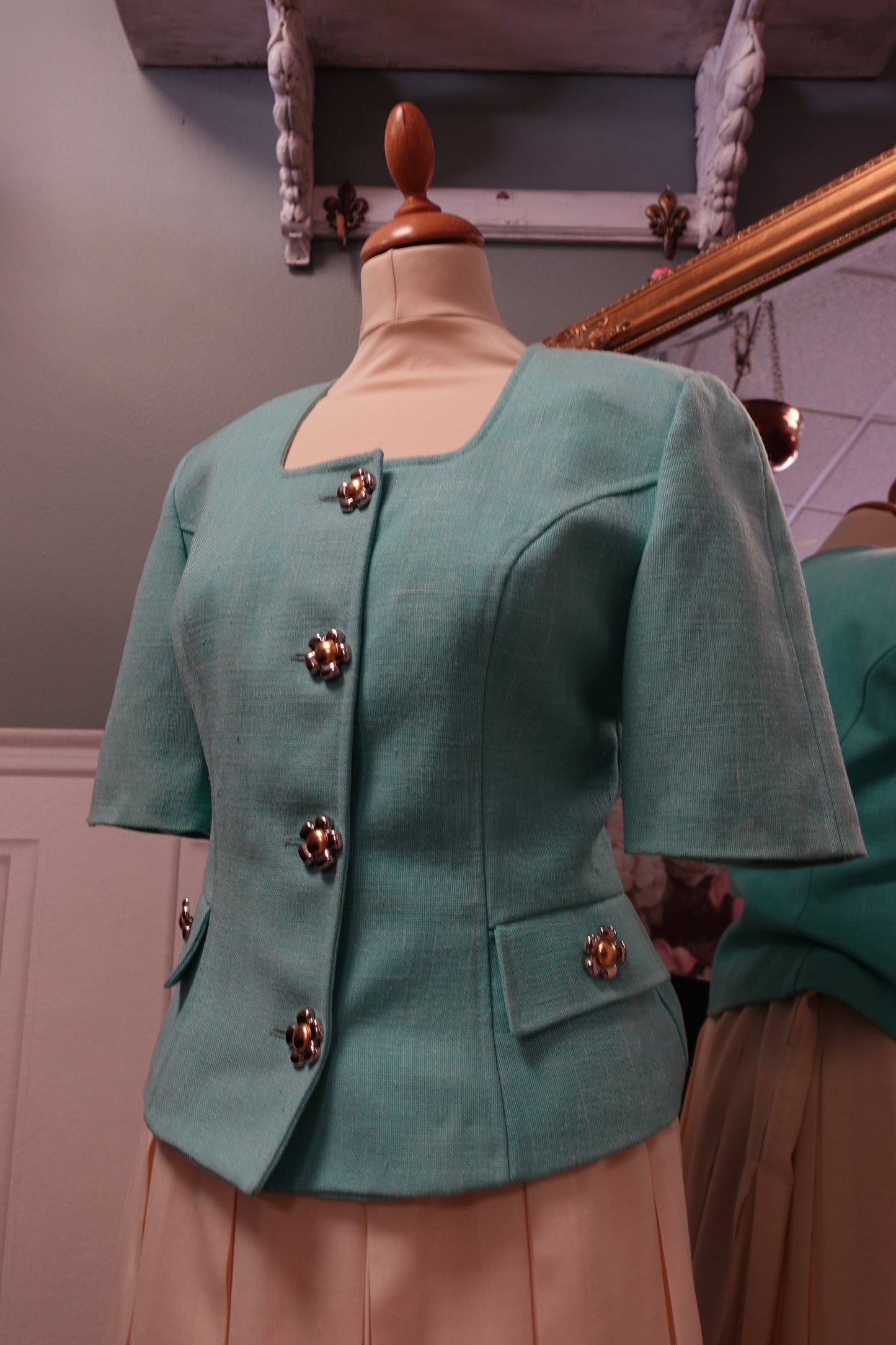 Veste tailleur vintage turquoise à boutons fleurs – Les Chemises Blanches France – Taille 38