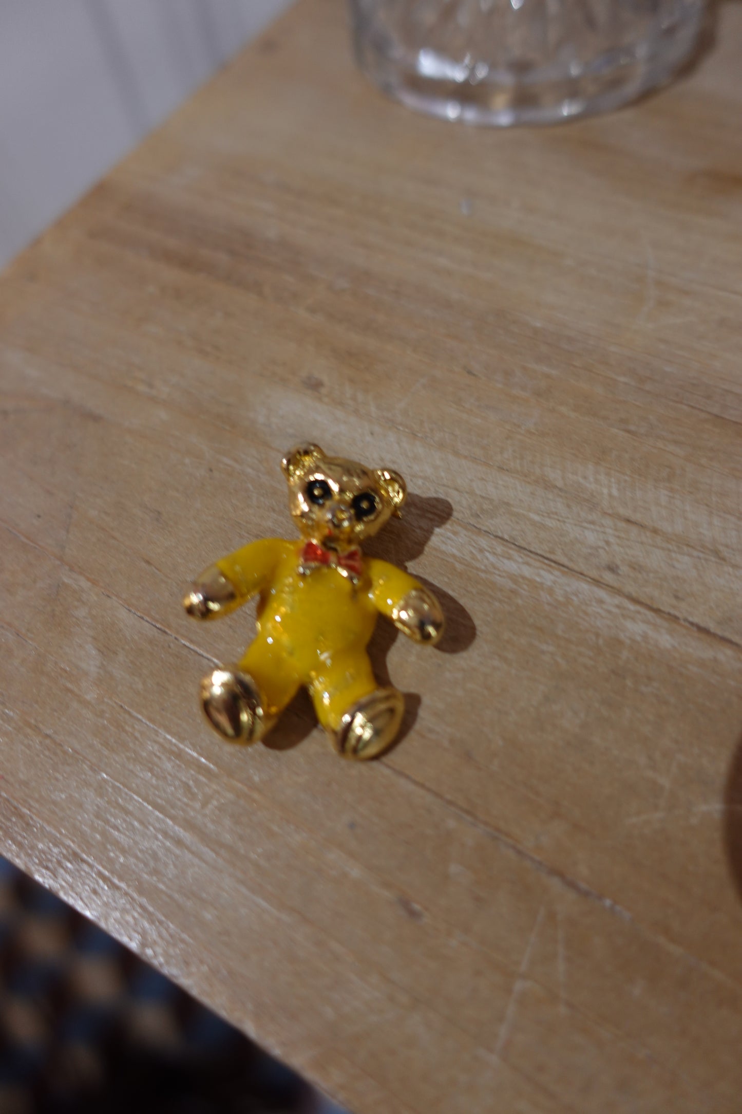 Broche vintage ourson émaillé jaune