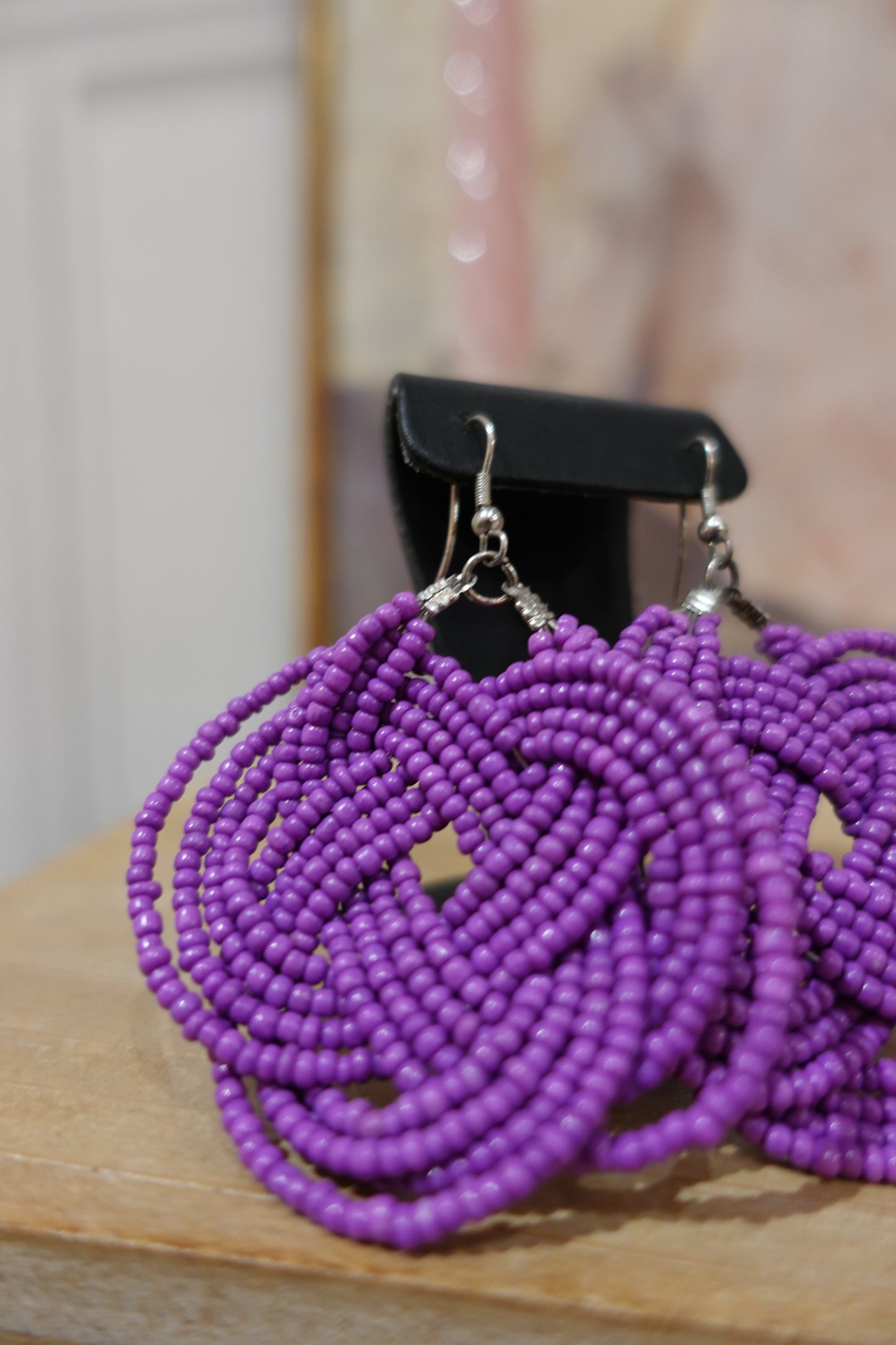 Boucles d’oreilles artisanales en perles de rocaille violettes – Fait main