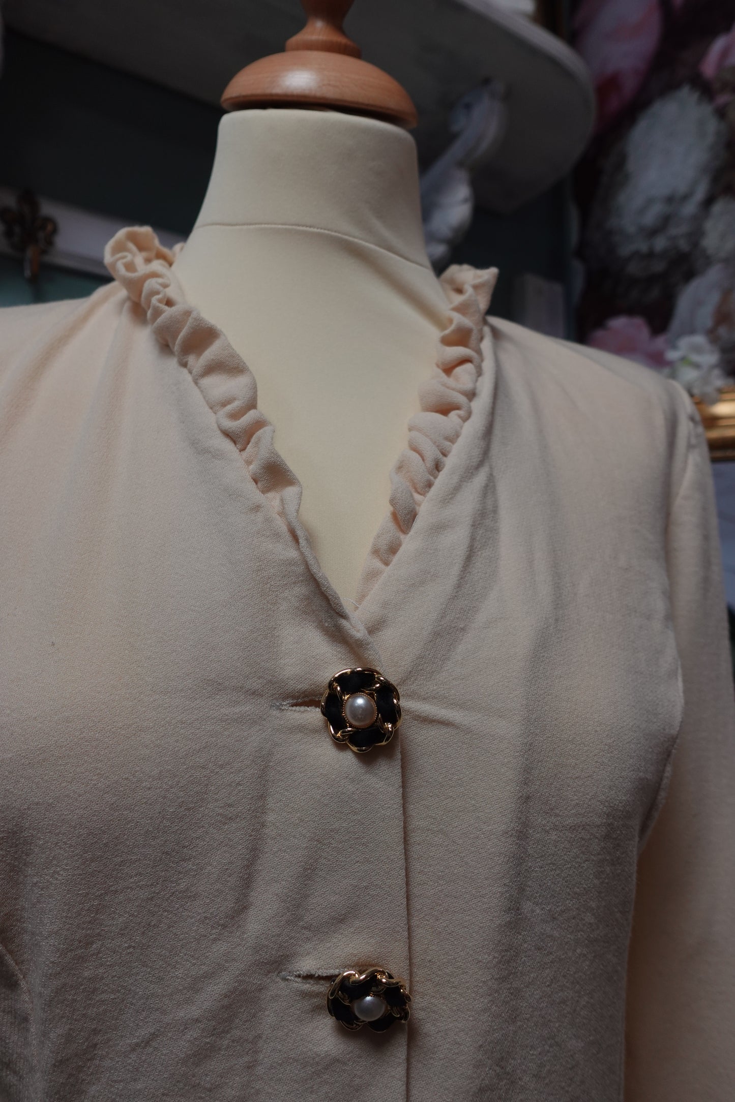 : Robe Midi en Laine Fine et Boutons Bijoux — Confection Italienne Rétro