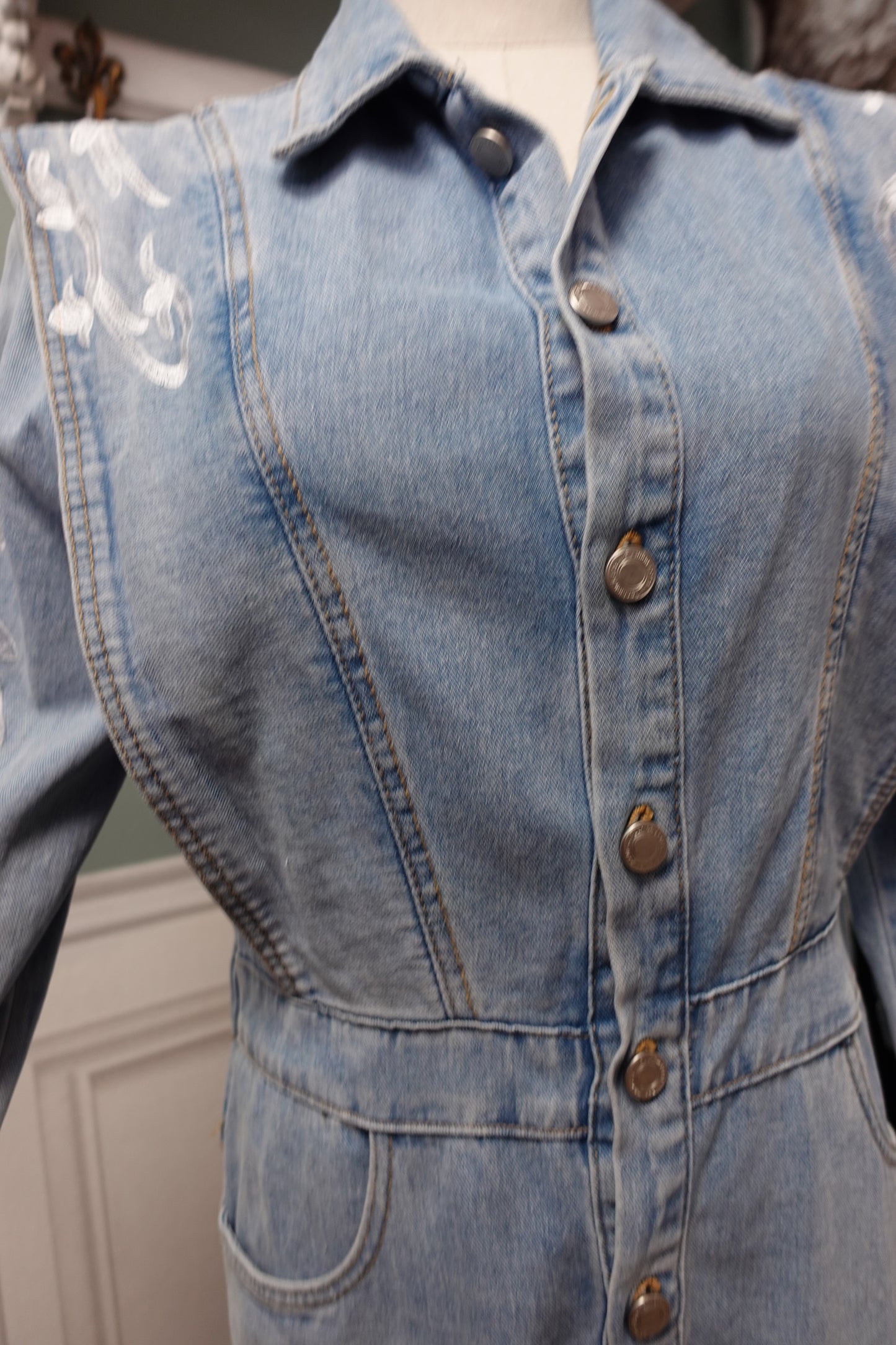 Combinaison en denim structurée – Inspiration Années 80