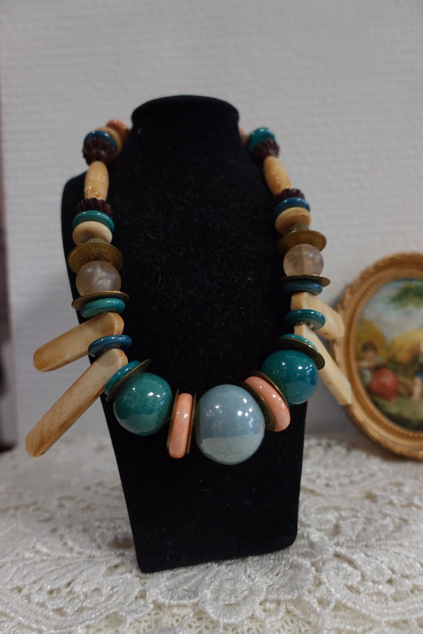 Collier Plastron "Trésor Antique" - Perles Sculptées & Laiton