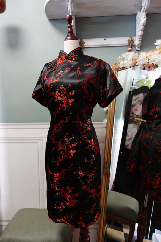 Robe Qipao Vintage en Soie Noire & Brocarts Rouges