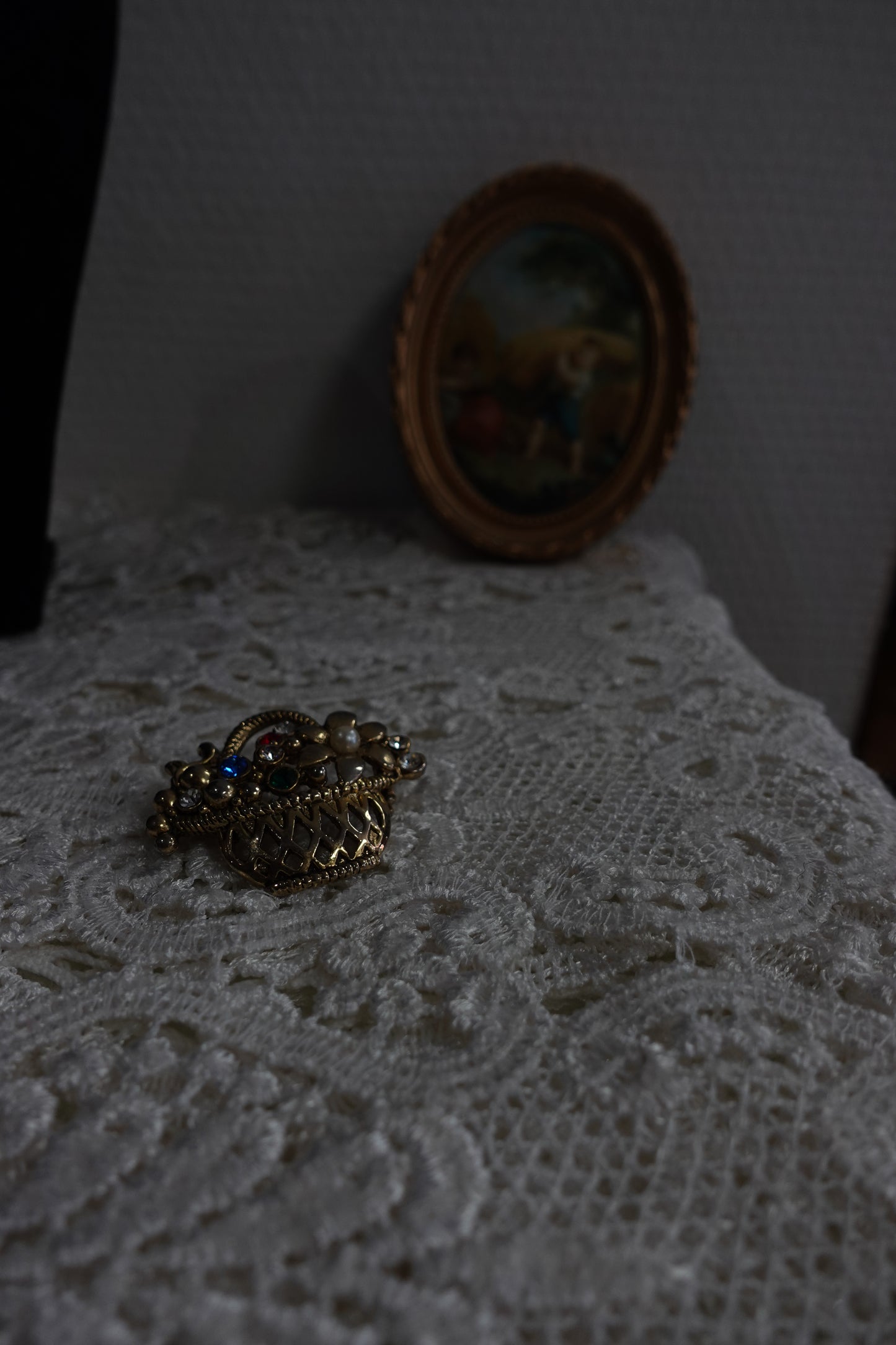 Broche Vintage Panier de Fleurs - Strass & Dorure