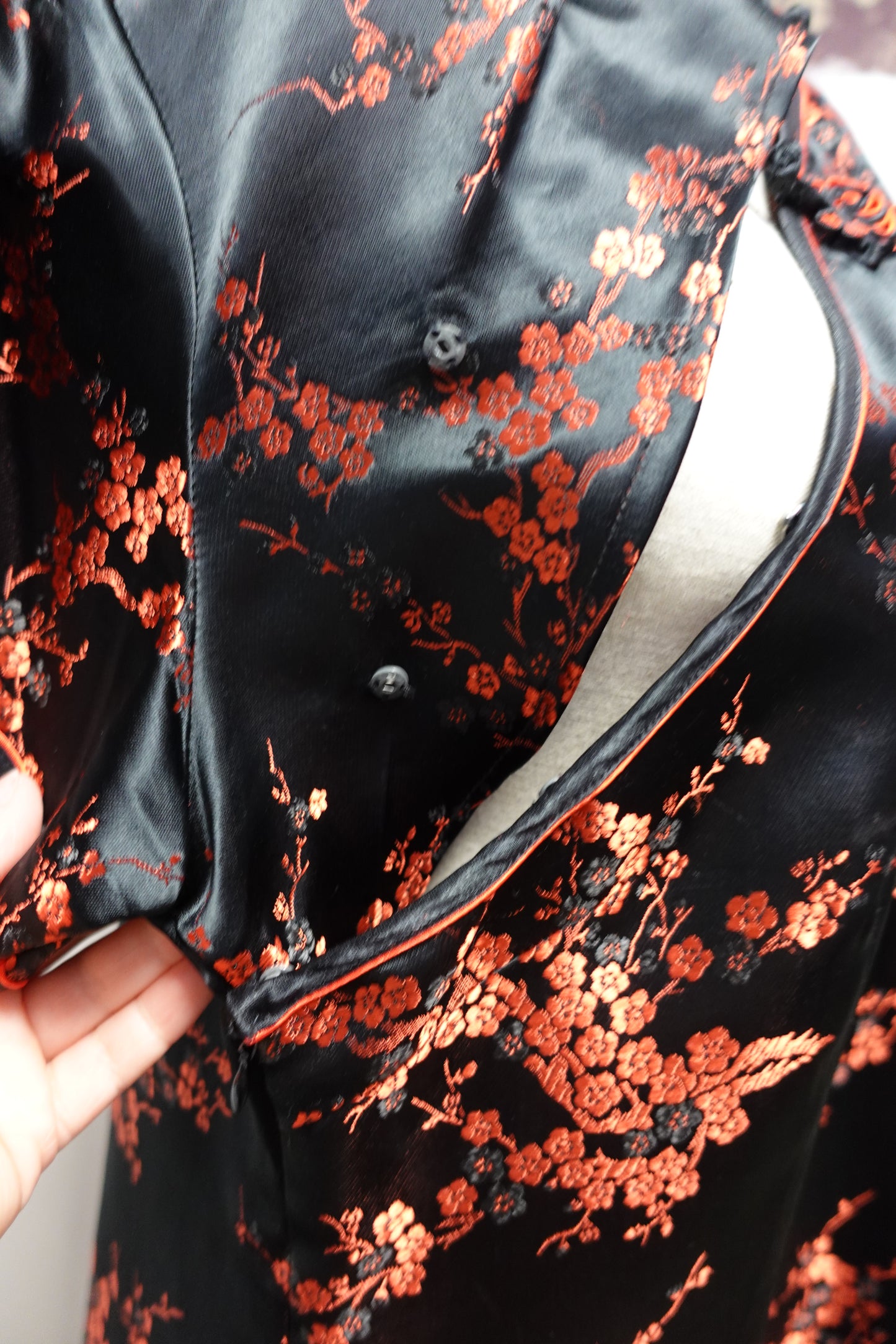 Robe Qipao Vintage en Soie Noire & Brocarts Rouges