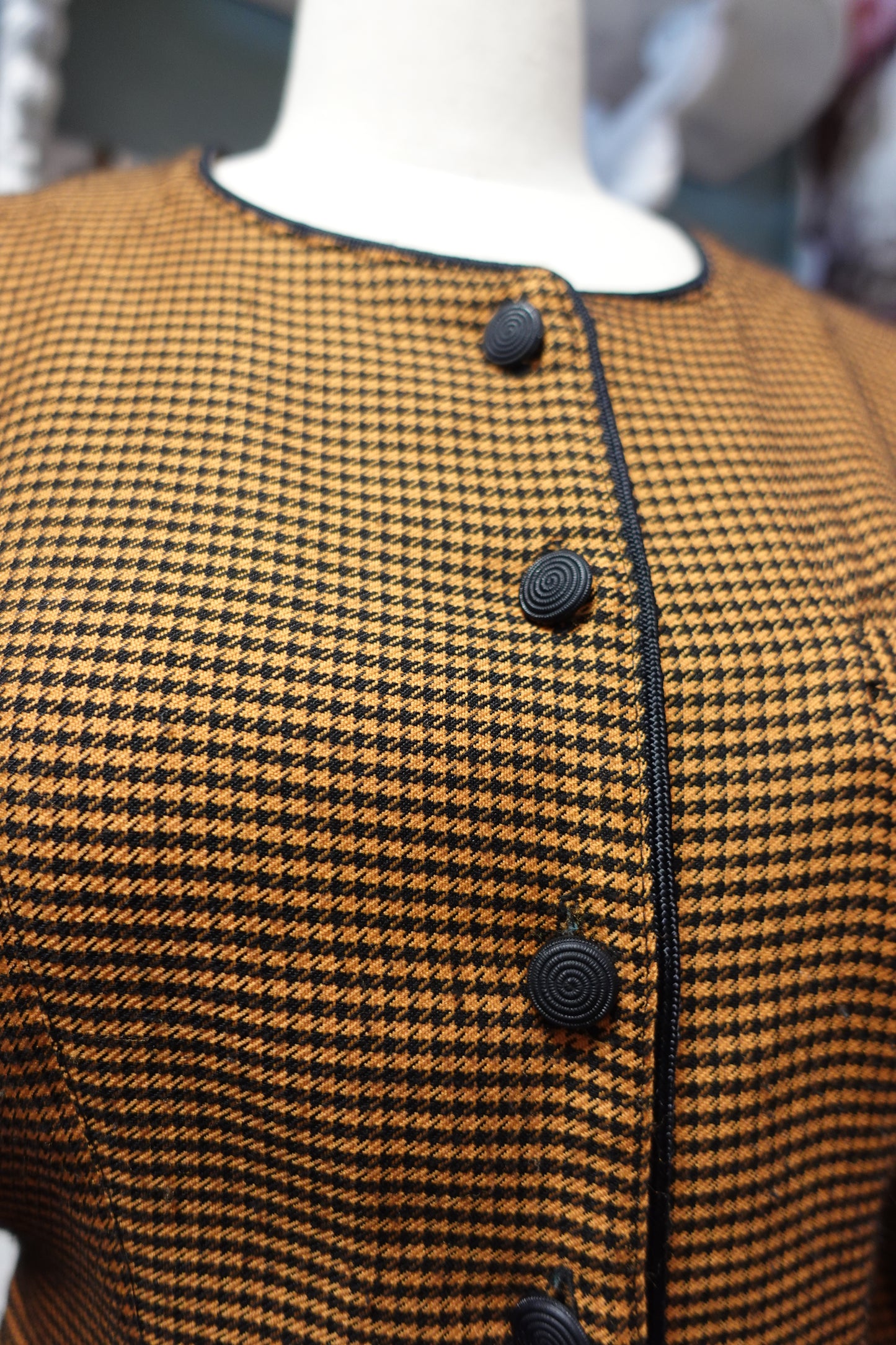 Veste Vintage Cintrée Pied-de-Poule – Détail Nœuds au Dos