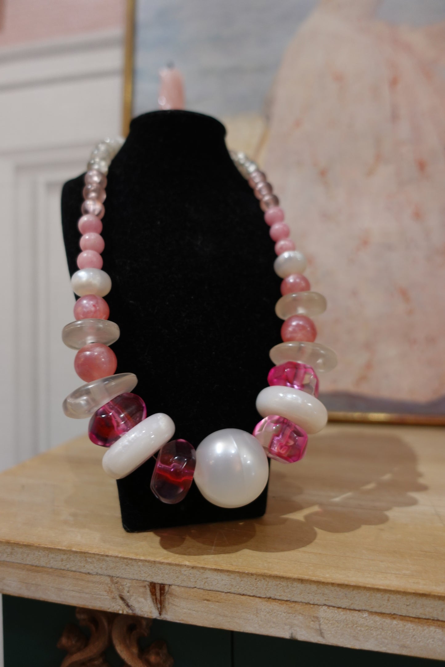 Collier vintage artisanal en perles fantaisie roses et blanches – 45 cm