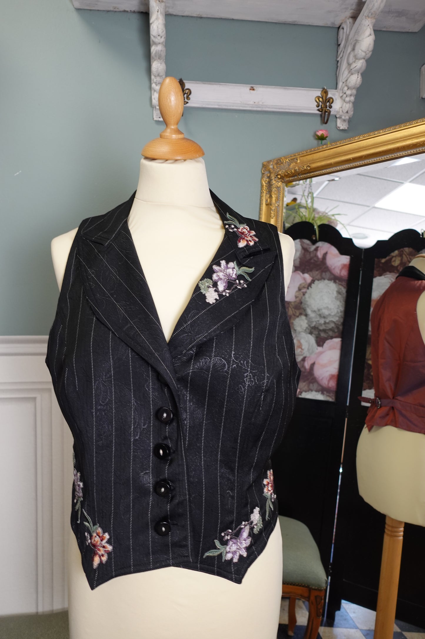 Gilet de costume vintage noir brodé à fines rayures