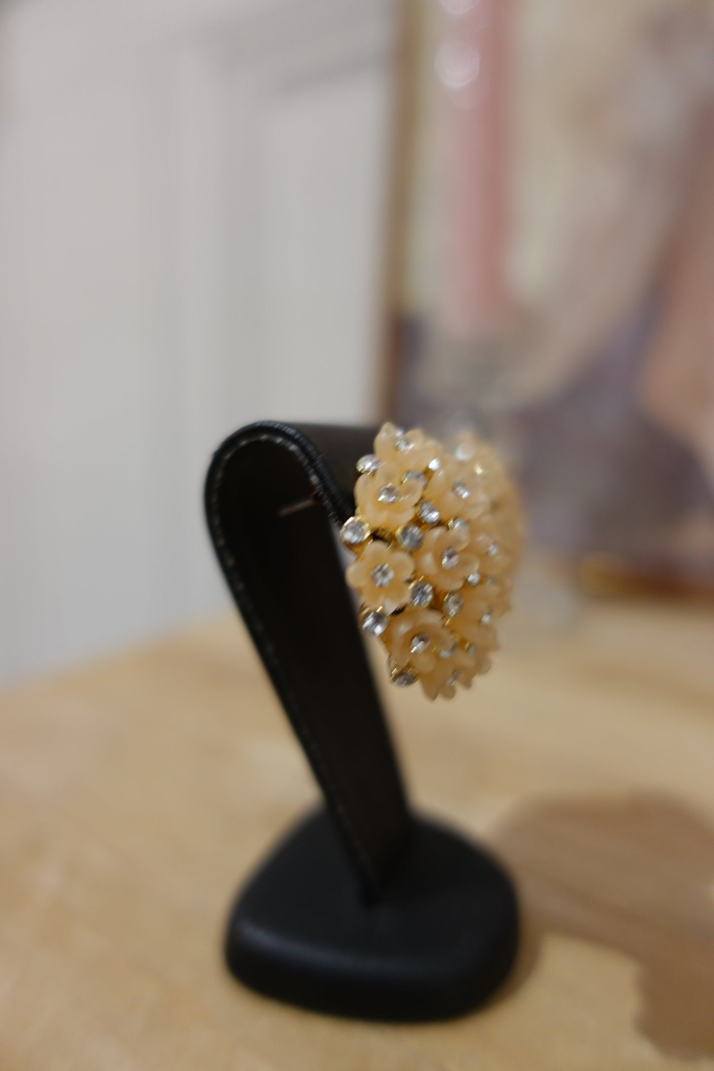 Boucles d’oreilles vintage fleurs crème et strass dorées – Années 60/70