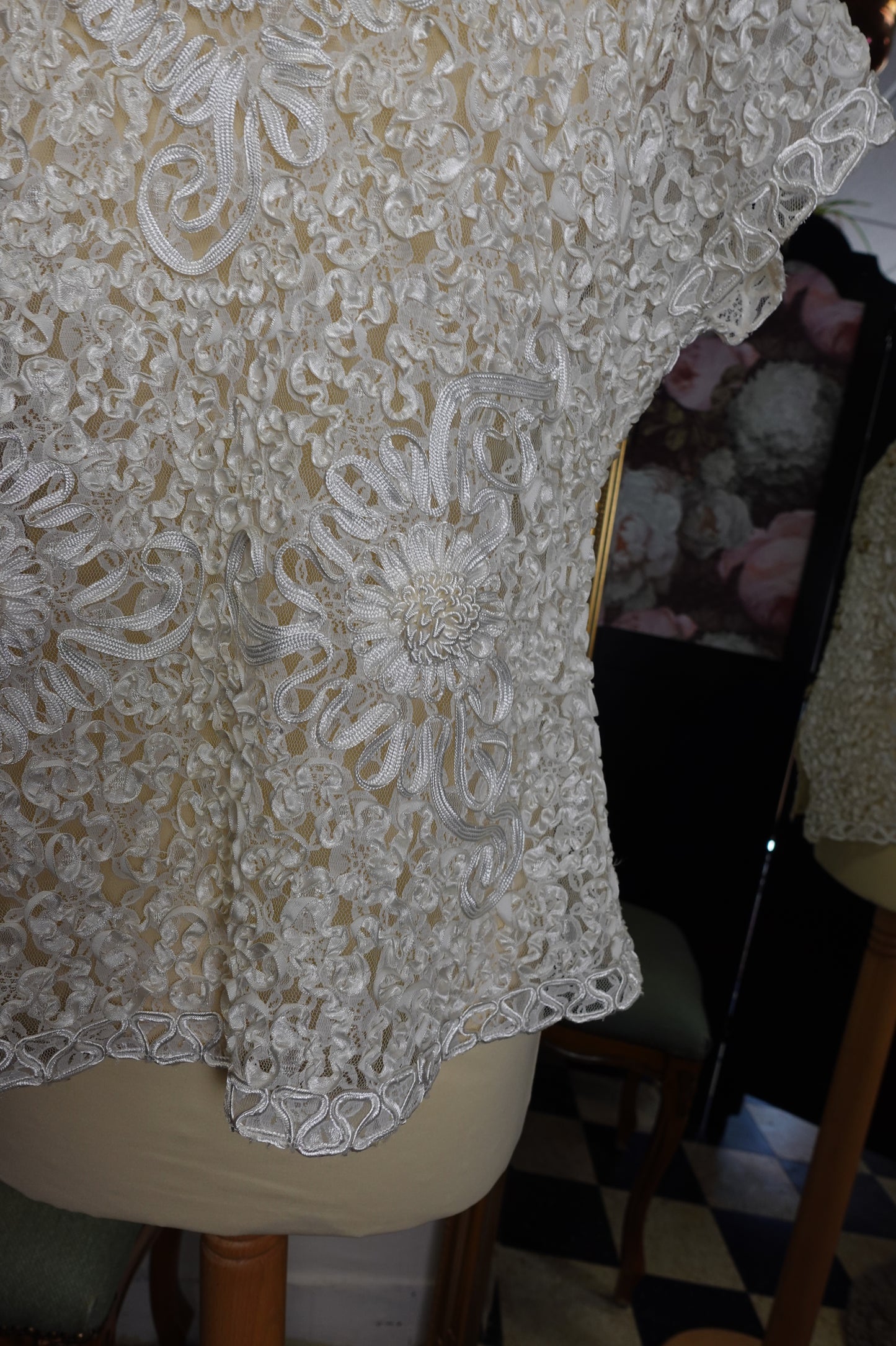 Gilet vintage blanc texturé à appliqués floraux