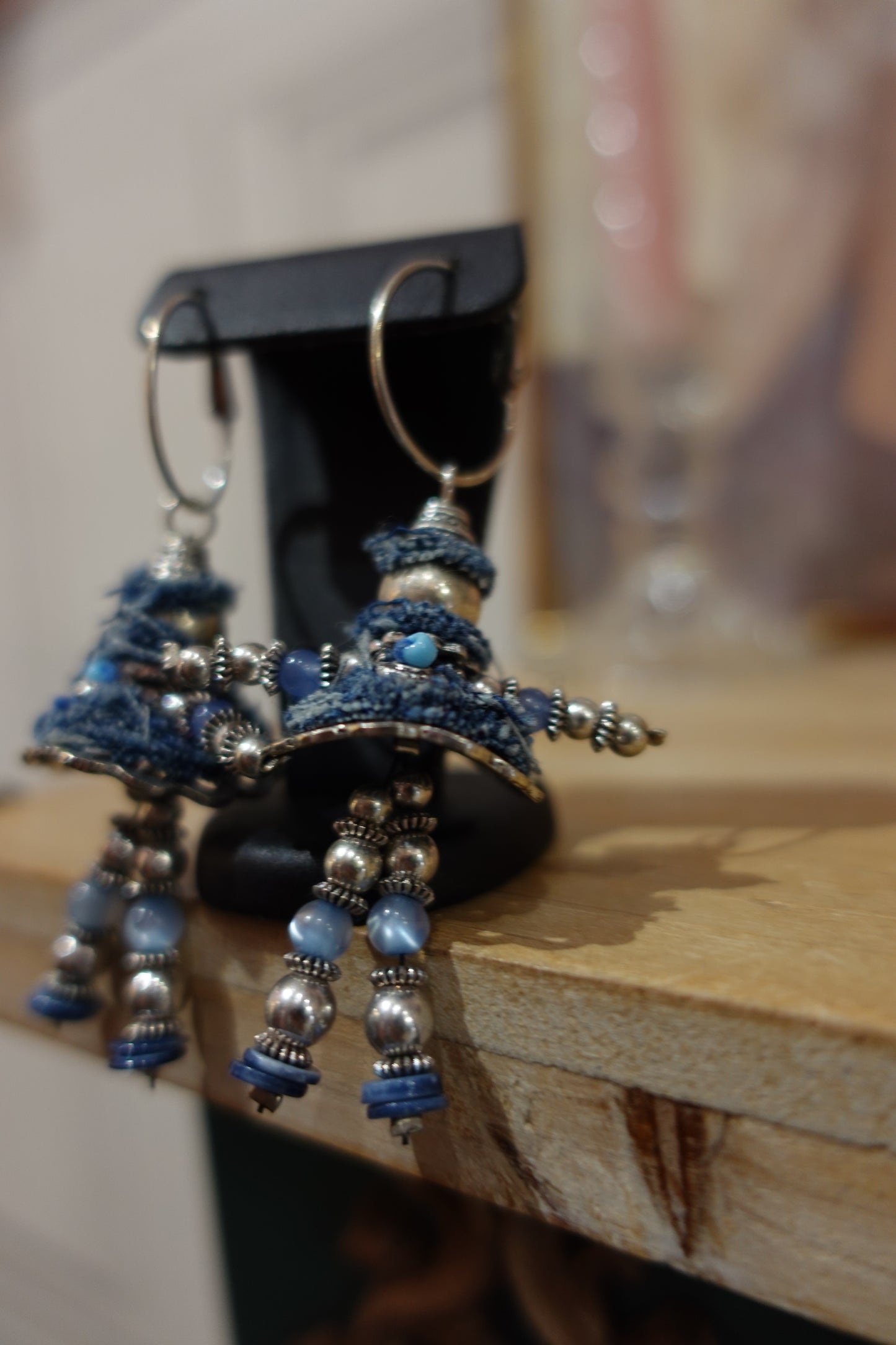 Boucles d’oreilles artisanales vintage “Petits bonshommes” en jean recyclé et perles bleues
