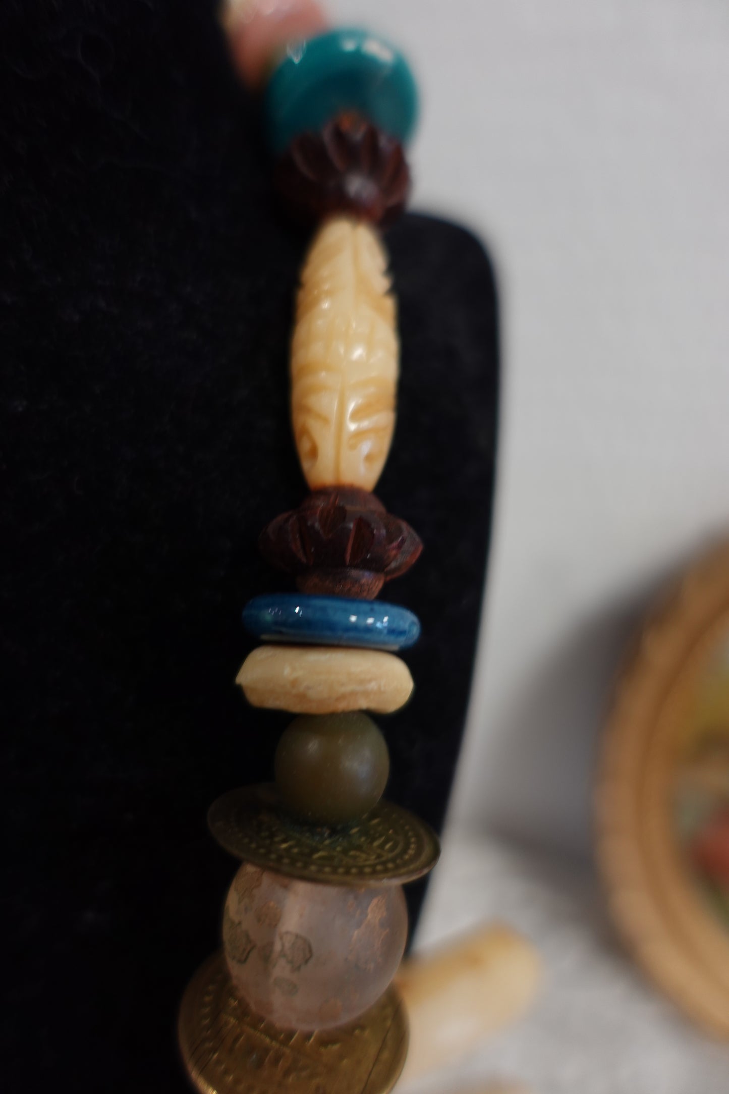 Collier Plastron "Trésor Antique" - Perles Sculptées & Laiton