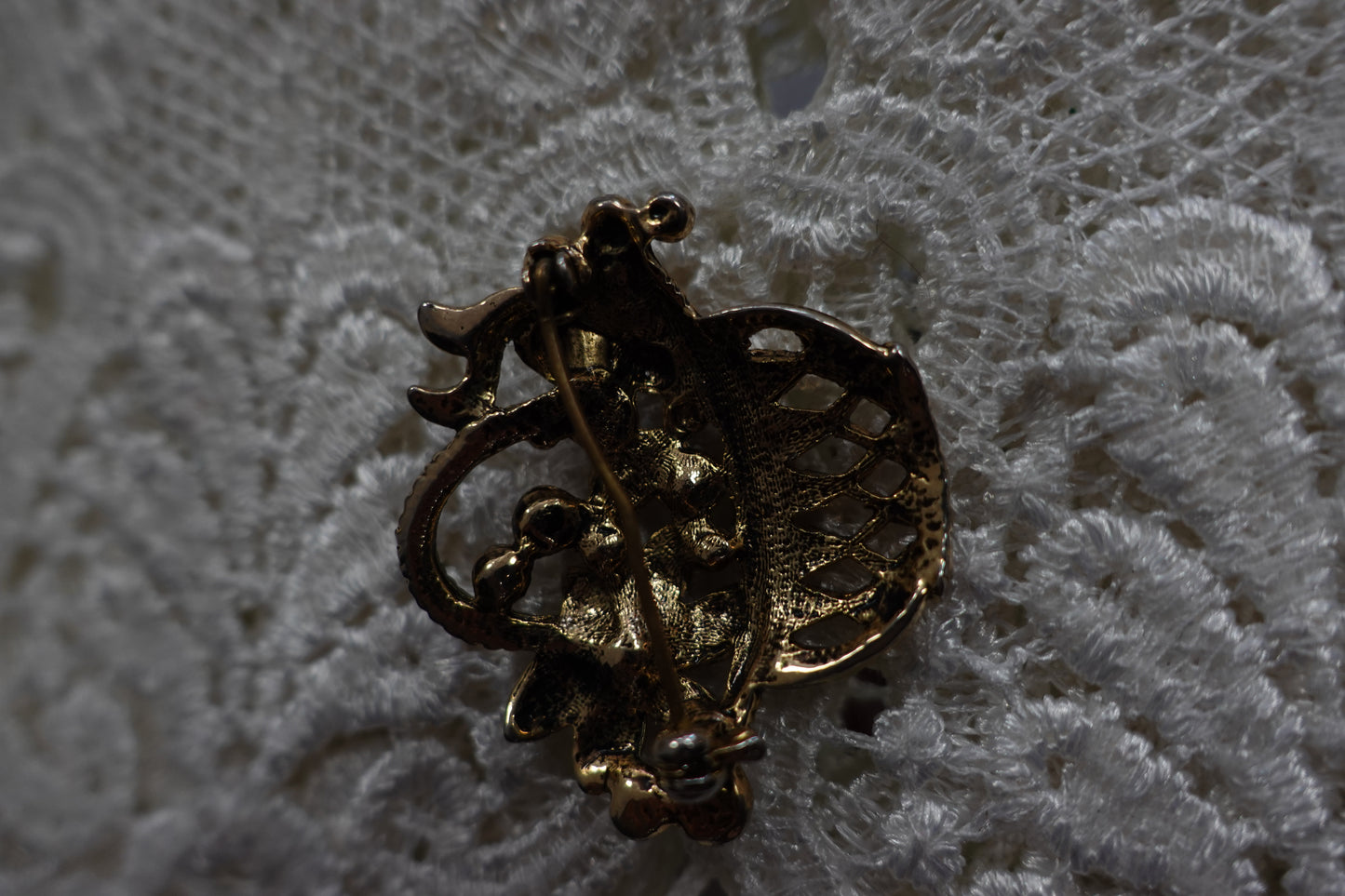 Broche Vintage Panier de Fleurs - Strass & Dorure