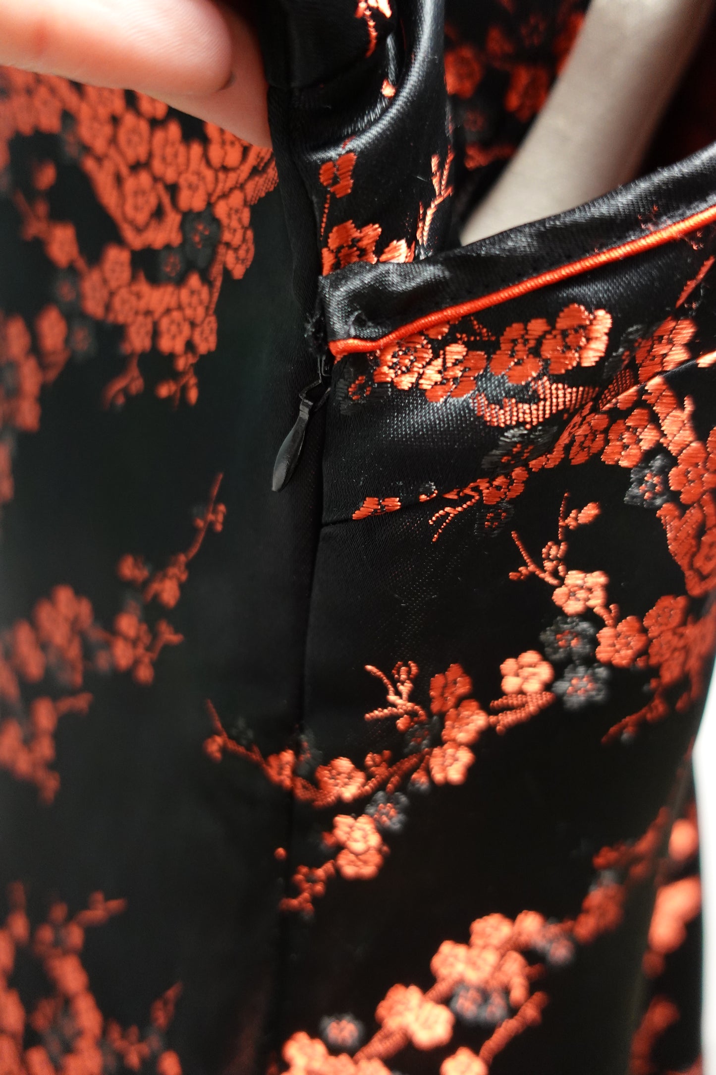 Robe Qipao Vintage en Soie Noire & Brocarts Rouges