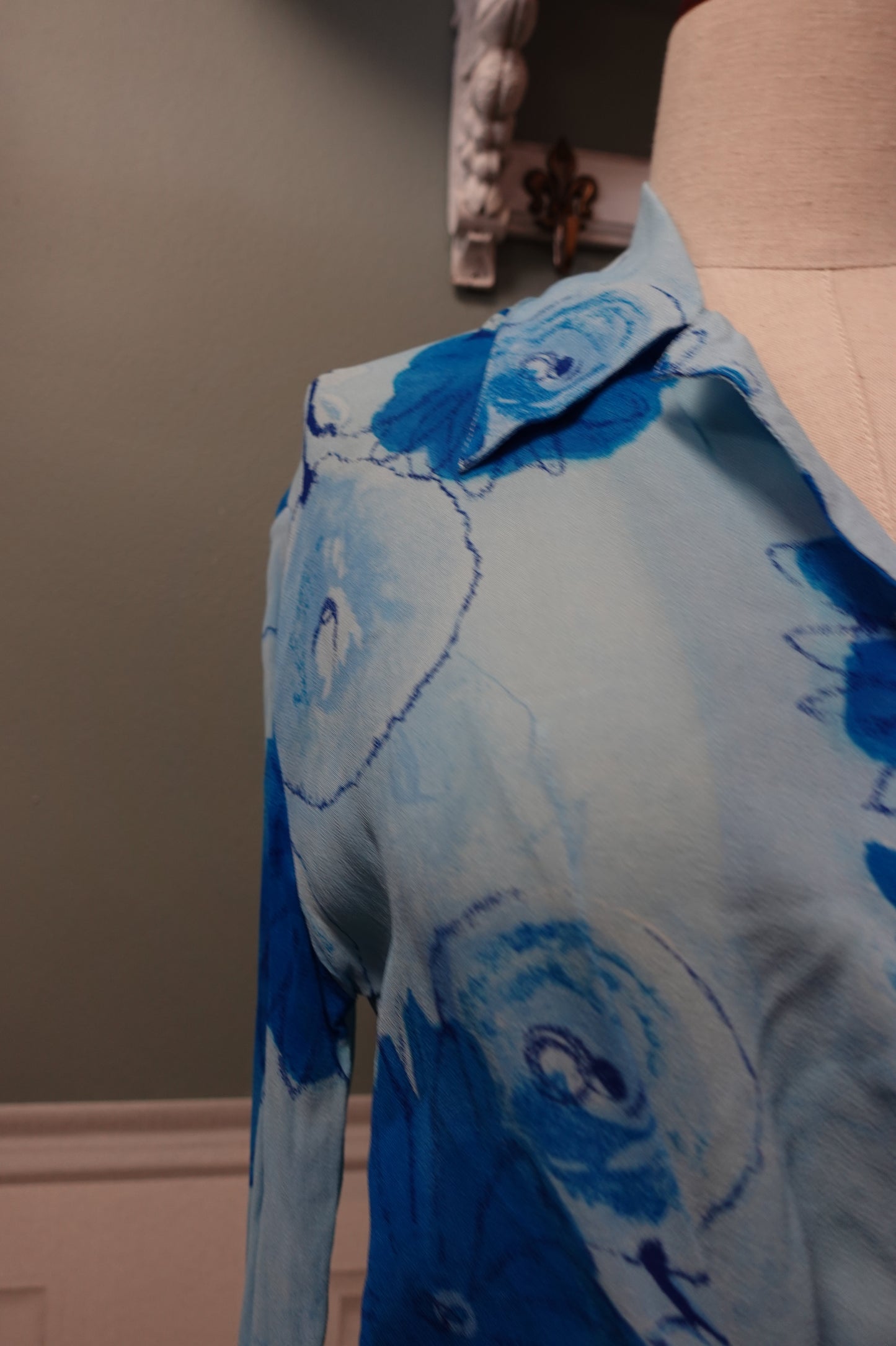 Chemisier vintage Beverly Rose en viscose à imprimé floral bleu